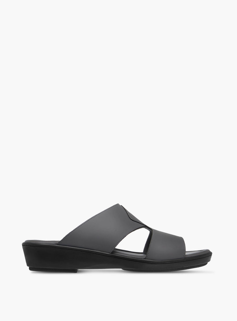 صندل عربي سهل الارتداء بتفاصيل مفرّغة من إل بي إل من شوإكسبريس-men-shoes-sandals-image-2