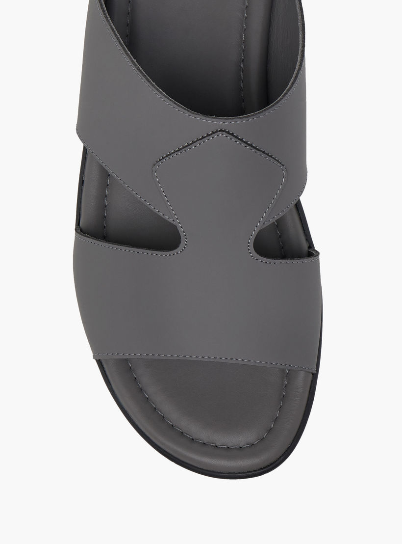 صندل عربي سهل الارتداء بتفاصيل مفرّغة من إل بي إل من شوإكسبريس-men-shoes-sandals-image-3