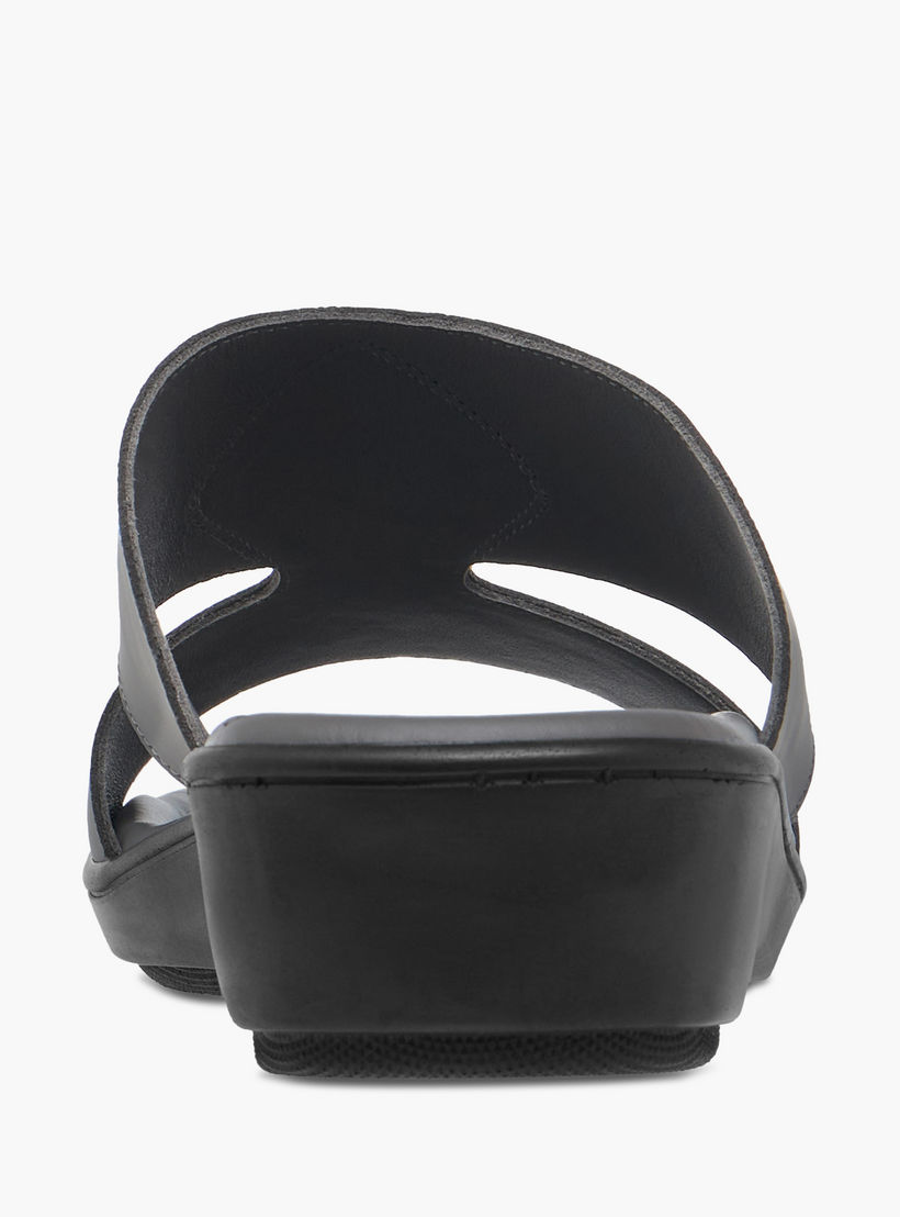 صندل عربي سهل الارتداء بتفاصيل مفرّغة من إل بي إل من شوإكسبريس-men-shoes-sandals-image-4