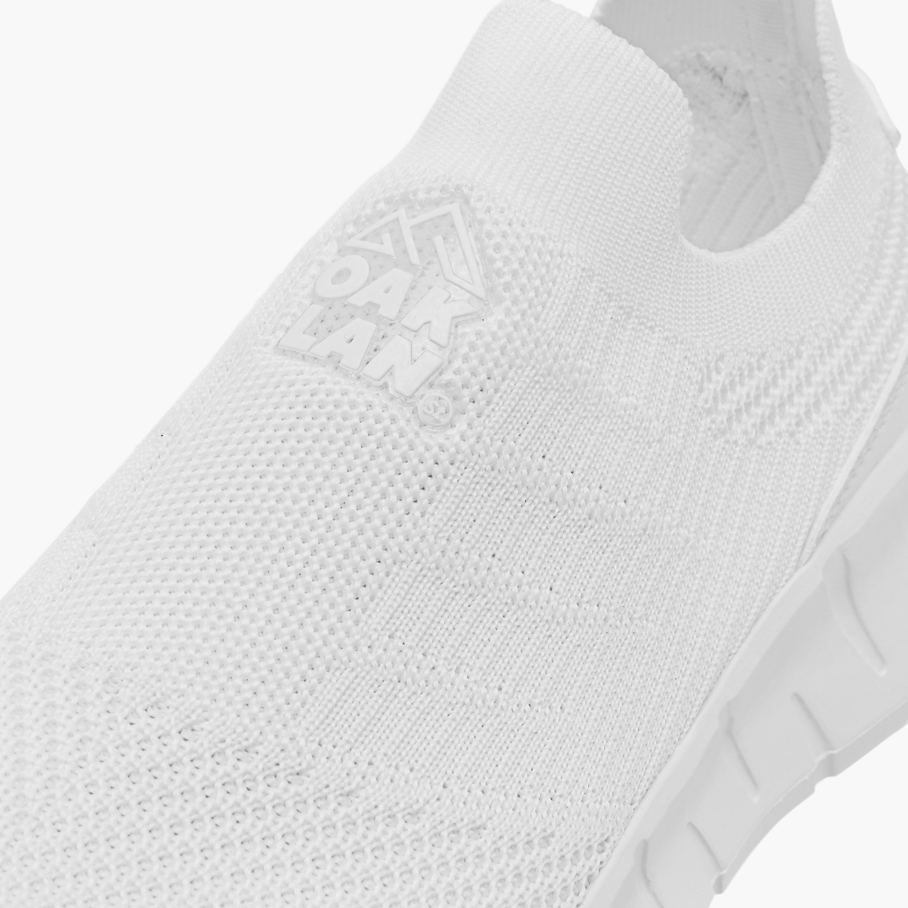 حذاء رياضي سهل الارتداء بطبعات شعار من أوكلان من شو إكسبريس-sports-women-shoes-image-4