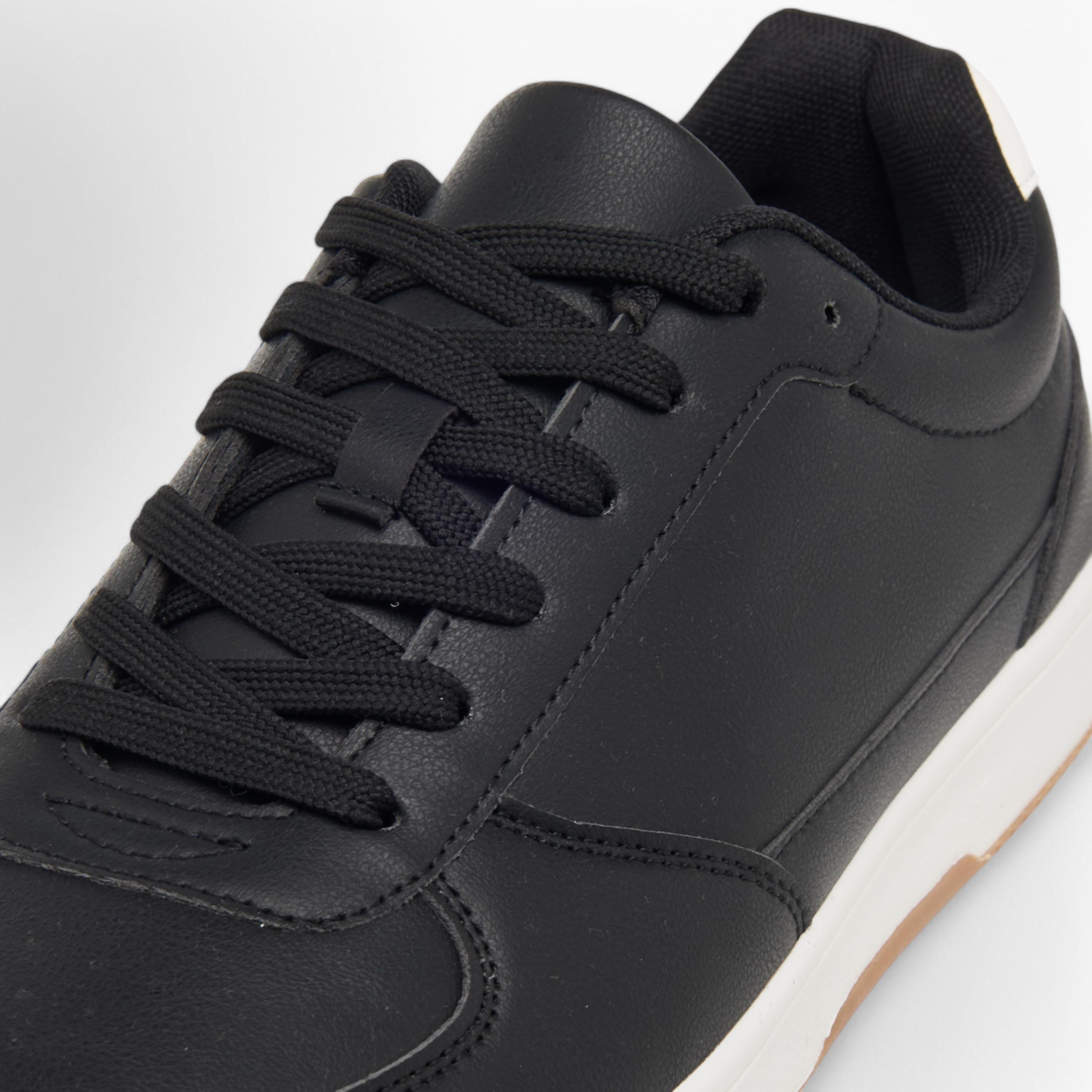 حذاء سنيكرز بِألواح ورباط إغلاق من إل بي إل من شو إكسبرس-men-shoes-sneakers-image-4