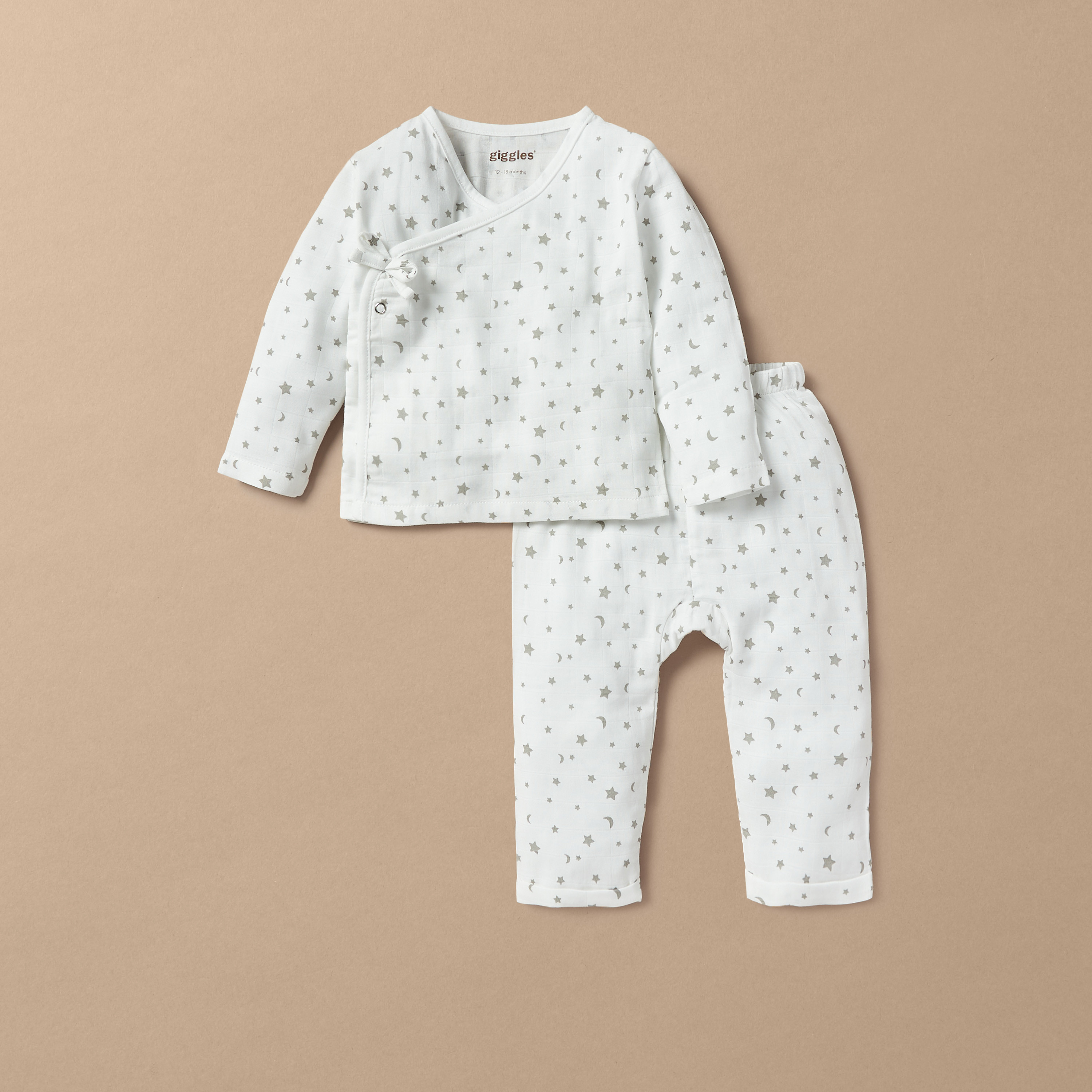 طقم بنطلون بيجاما وتيشيرت بطبعات قمر ونجوم من جيجلز-baby-girls-clothing-nightwear-pyjamasets-image-1
