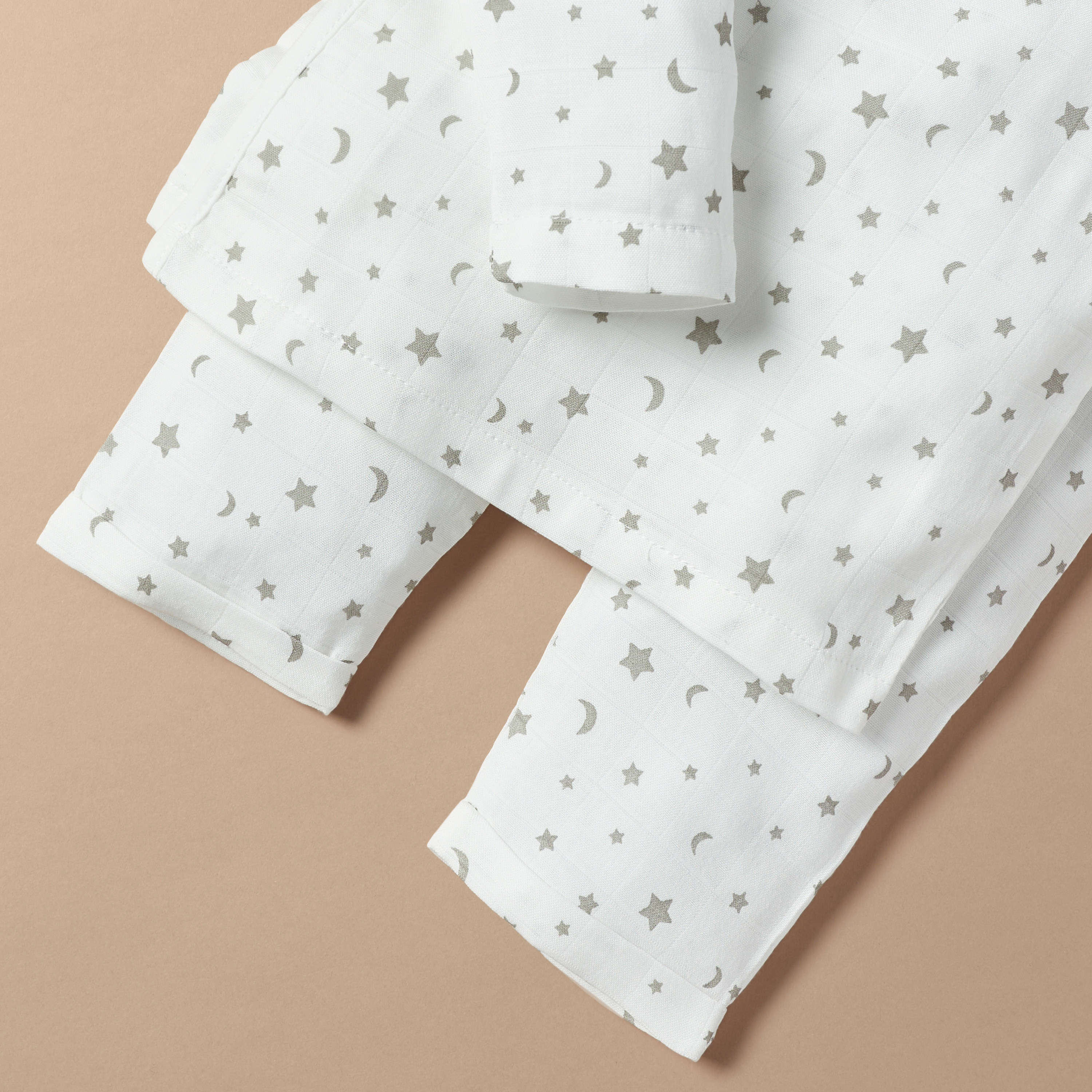 طقم بنطلون بيجاما وتيشيرت بطبعات قمر ونجوم من جيجلز-baby-girls-clothing-nightwear-pyjamasets-image-5