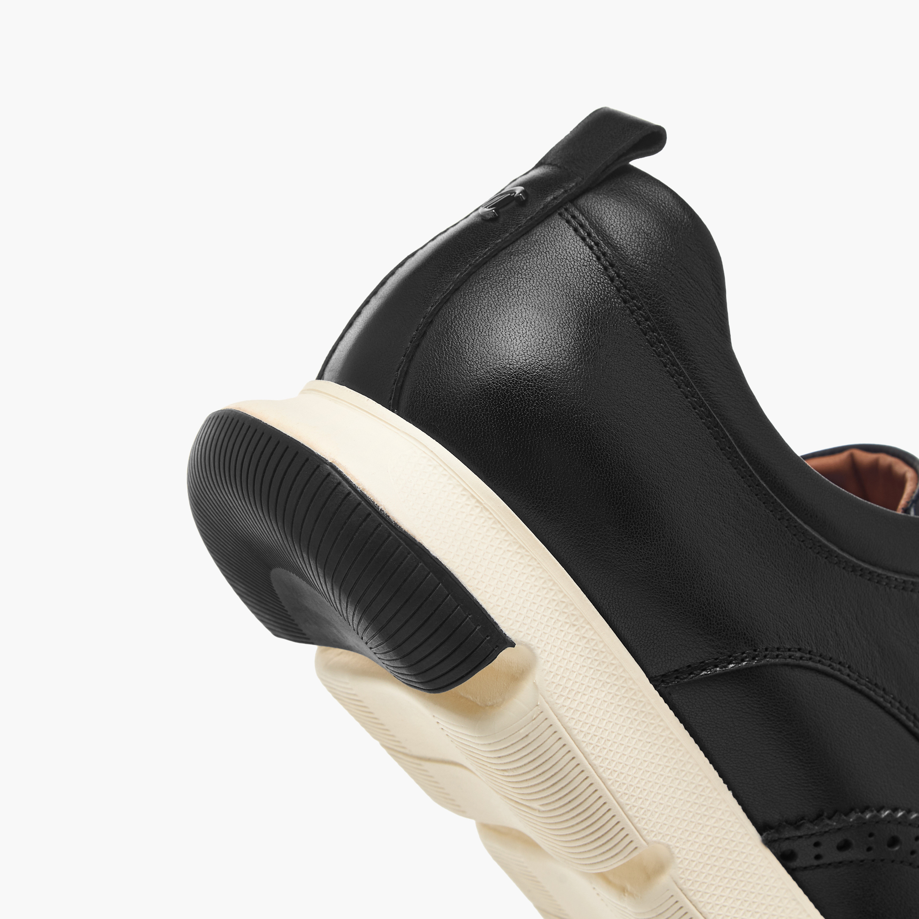 حذاء سنيكرز جلد مثقب برباط من لو كونفورت-men-shoes-sneakers-image-5