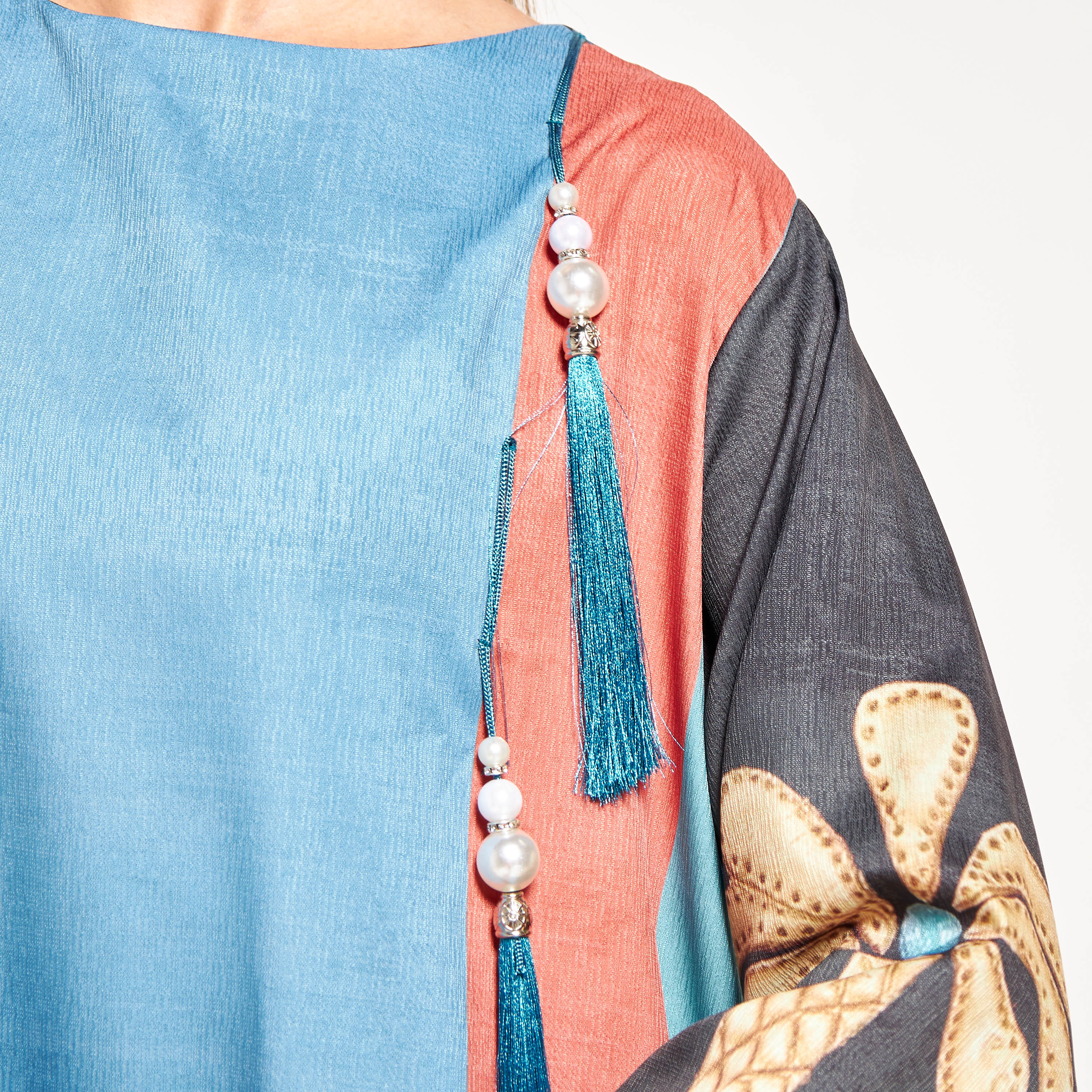 جلابية بياقة ضيّقة وشرّابات وطبعات من ذوق-women-arabicclothing-jalabiyas-image-5