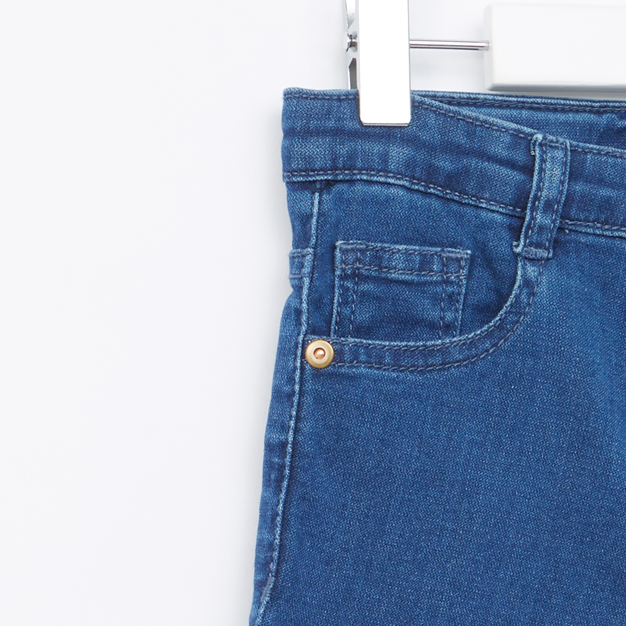 شورت جينز جونيورز بزر إغلاق وتفاصيل جيوب-cpkids-clothing-boys-bottoms-shorts-image-2
