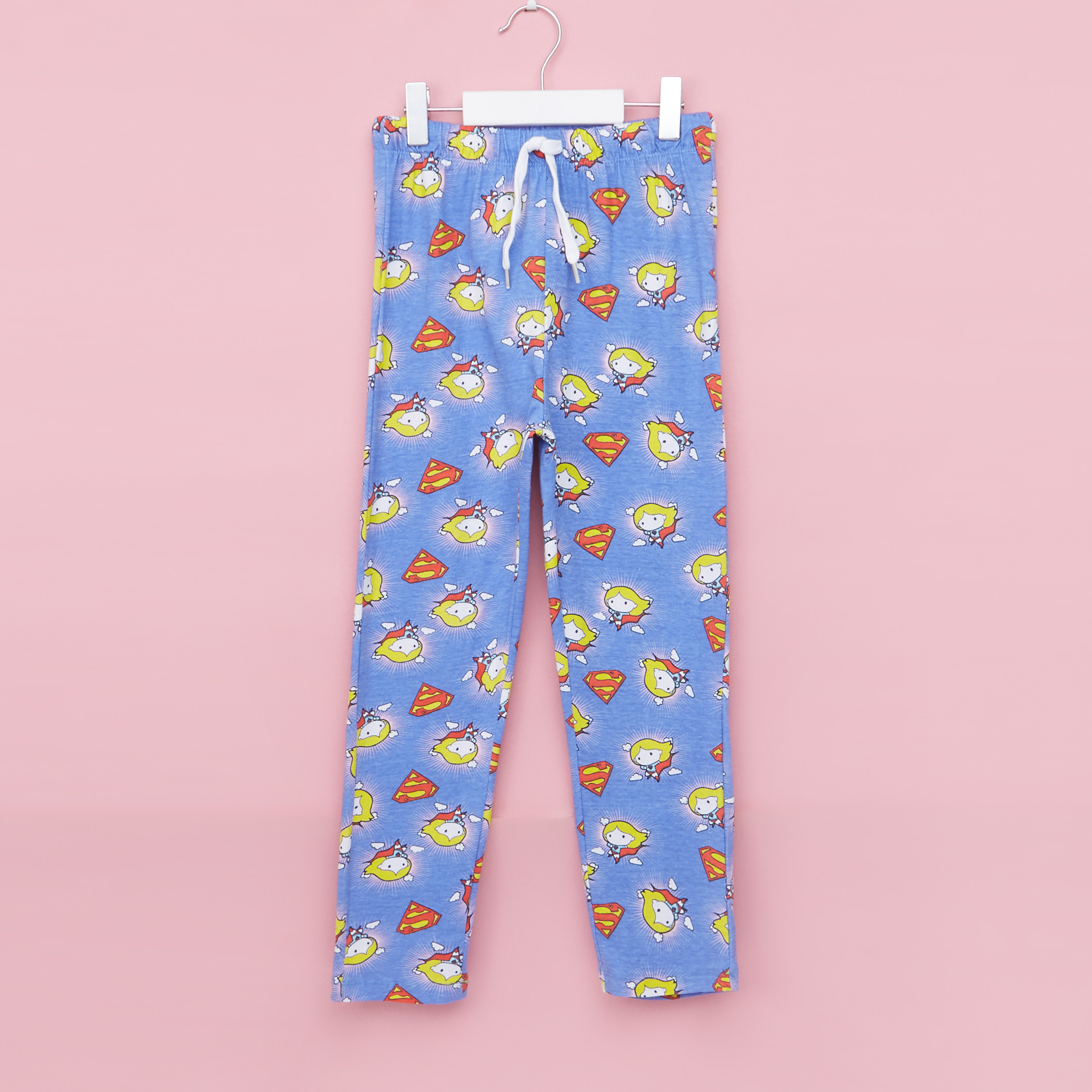 طقم بيجامة من بنطال و تيشيرت بطبعات سوبرغيرل-girls-clothing-nightwear-image-4