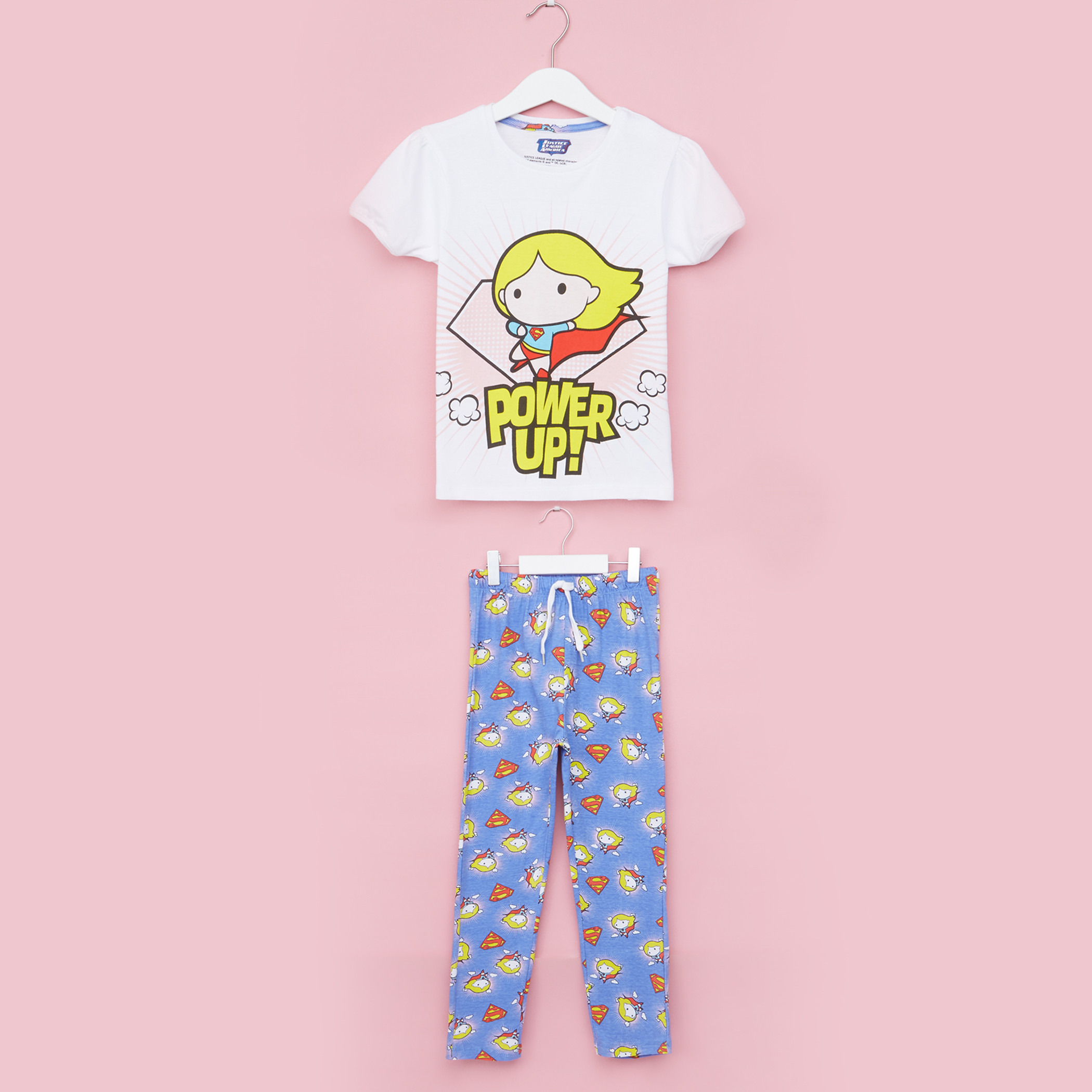 طقم بيجامة من بنطال و تيشيرت بطبعات سوبرغيرل-girls-clothing-nightwear-image-1