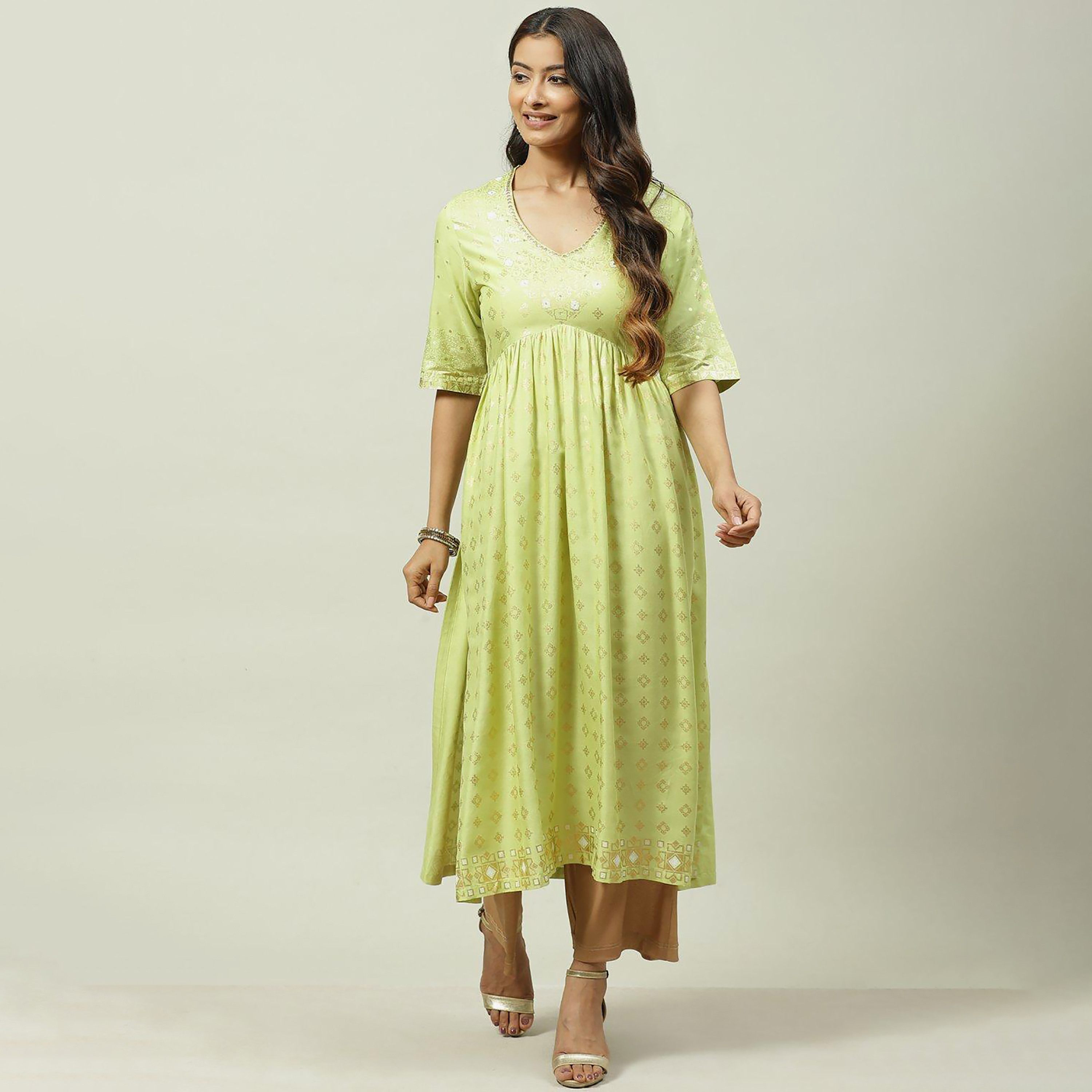 كورتا مستقيمة ومطبوعة فويل برقبة على شكل وى مع مزين بسكوينس من بيبا-women-clothing-ethnicwear-dresses-image-1