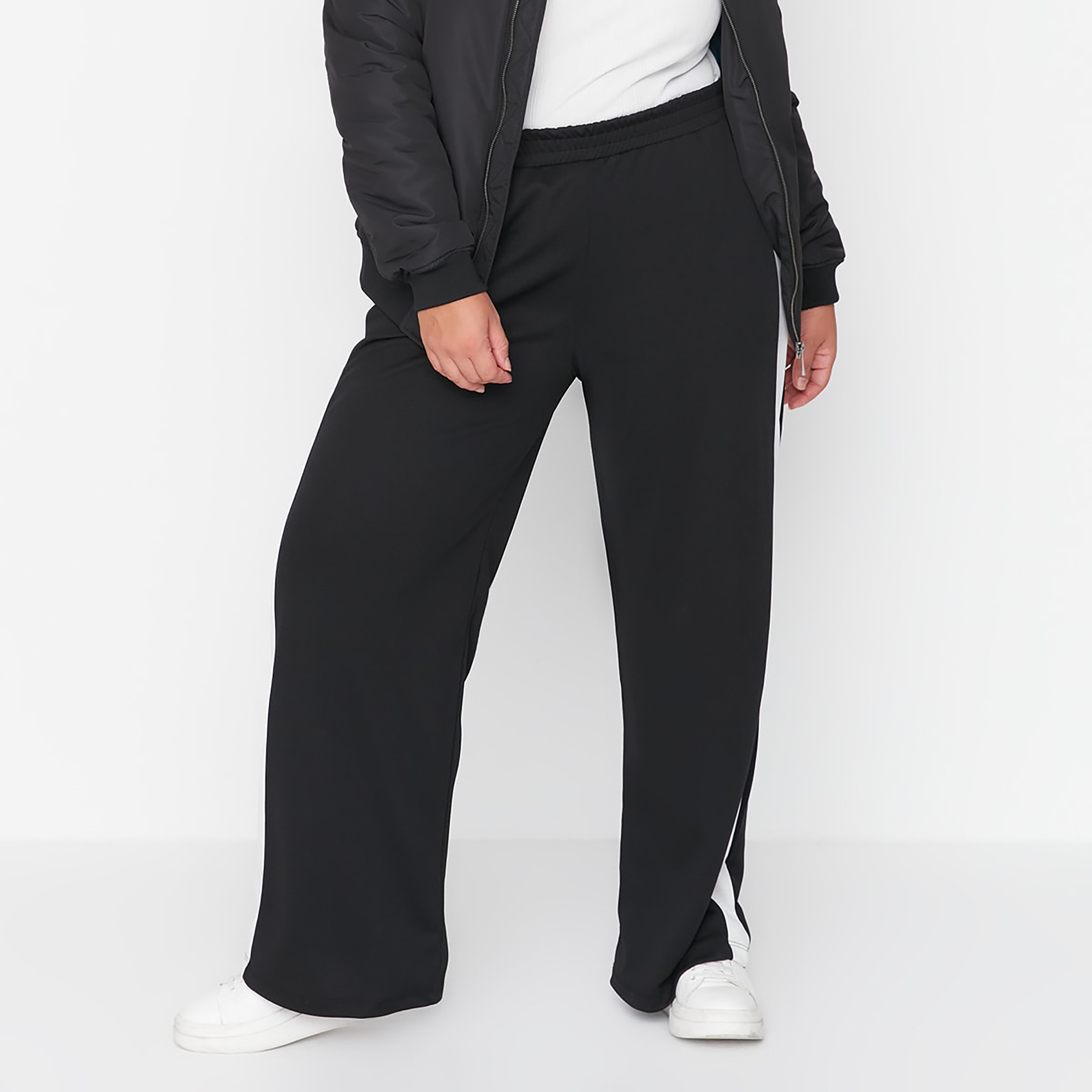 بنطلون نسائي أسود من ترينديول سادة بواسع الساق-women-clothing-bottoms-trousers-image-1
