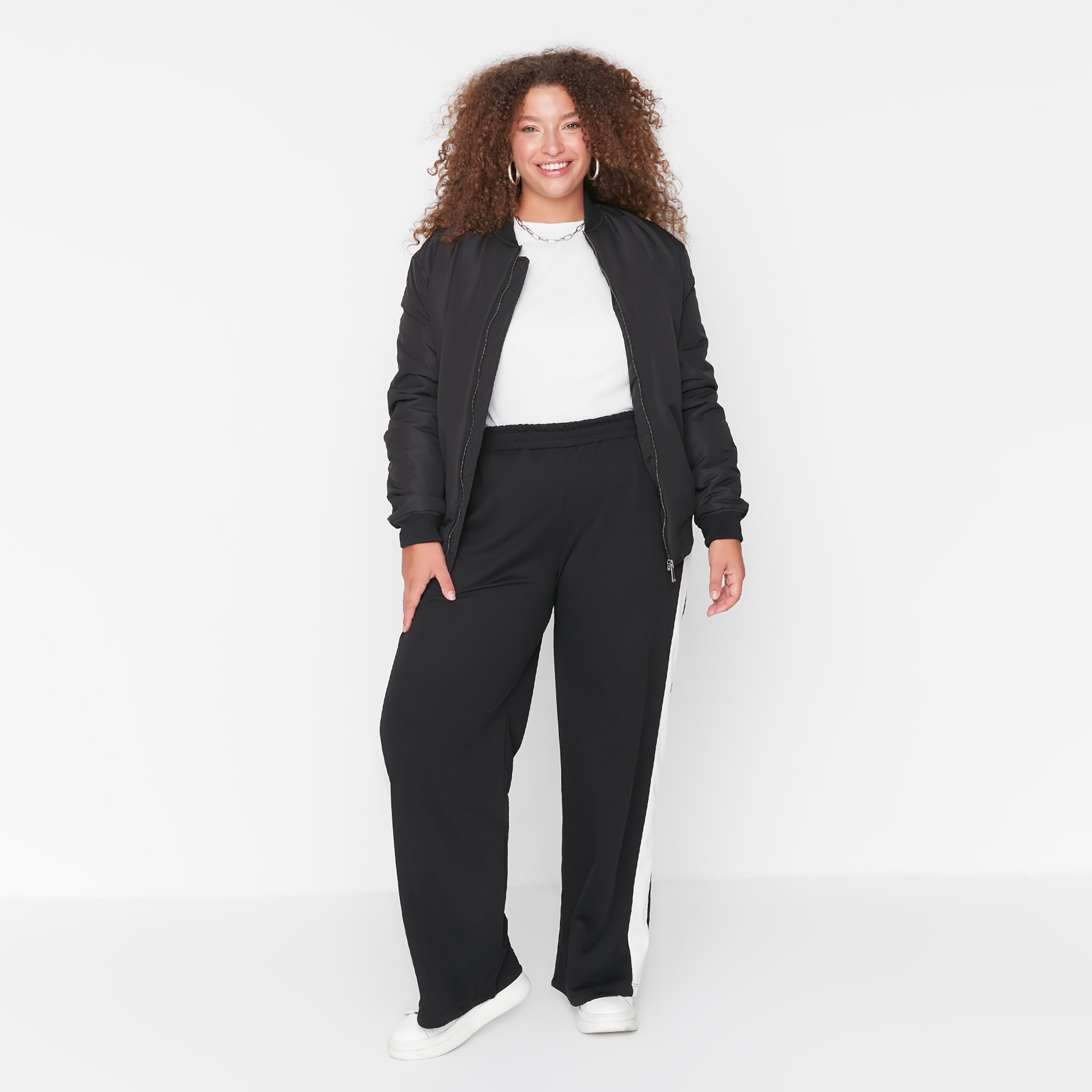 بنطلون نسائي أسود من ترينديول سادة بواسع الساق-women-clothing-bottoms-trousers-image-3
