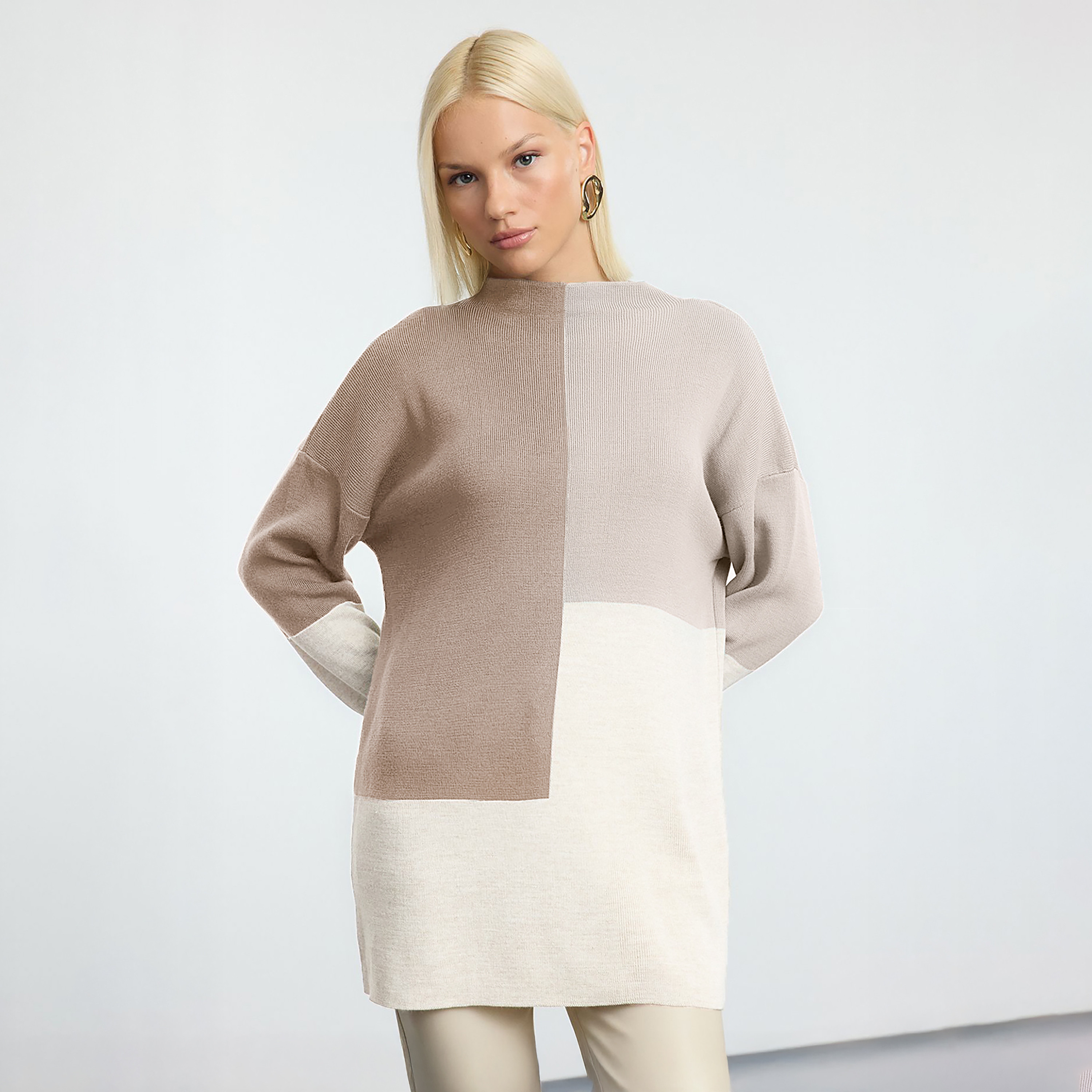 بلوفر حريمي محتشم بألوان متباينة بياقة مرتفعة وأكمام مسدلة من تريندyol-women-winterwear-cardigansandjumpers-jumpers-image-1