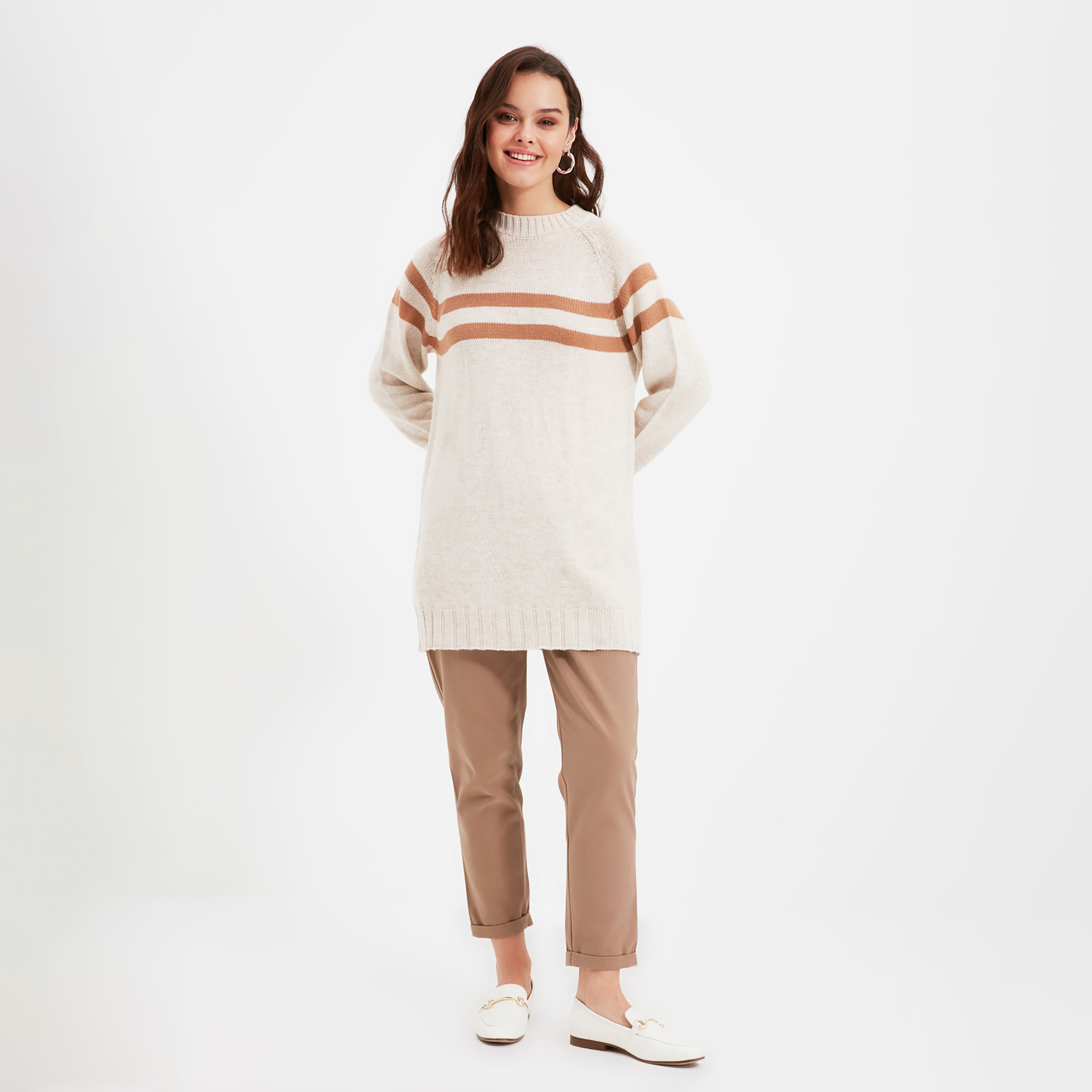 بلوفر حريمي محتشم مخطط بلون الحجري بأكمام راجلان من تريندyol-women-winterwear-cardigansandjumpers-jumpers-image-2