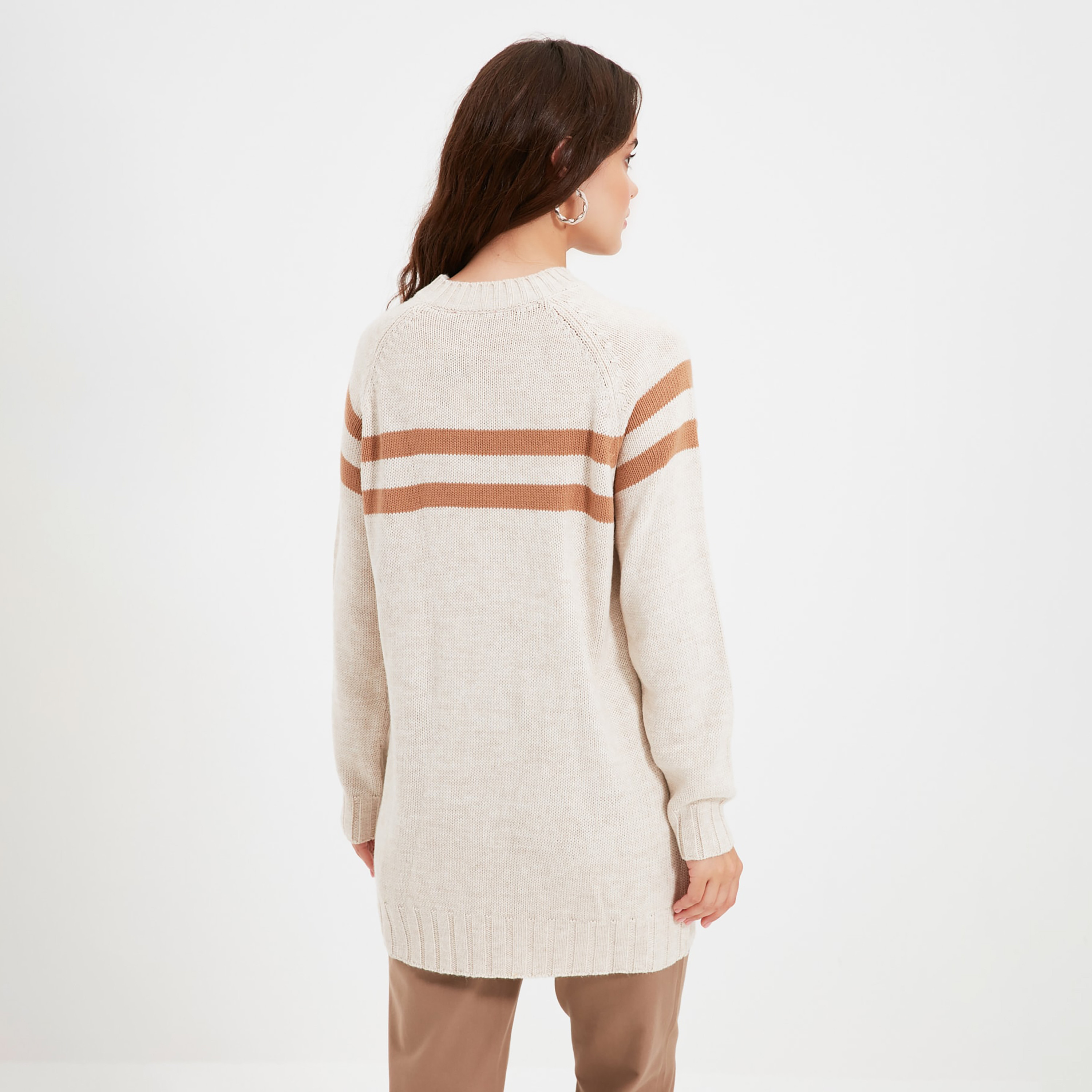 بلوفر حريمي محتشم مخطط بلون الحجري بأكمام راجلان من تريندyol-women-winterwear-cardigansandjumpers-jumpers-image-3