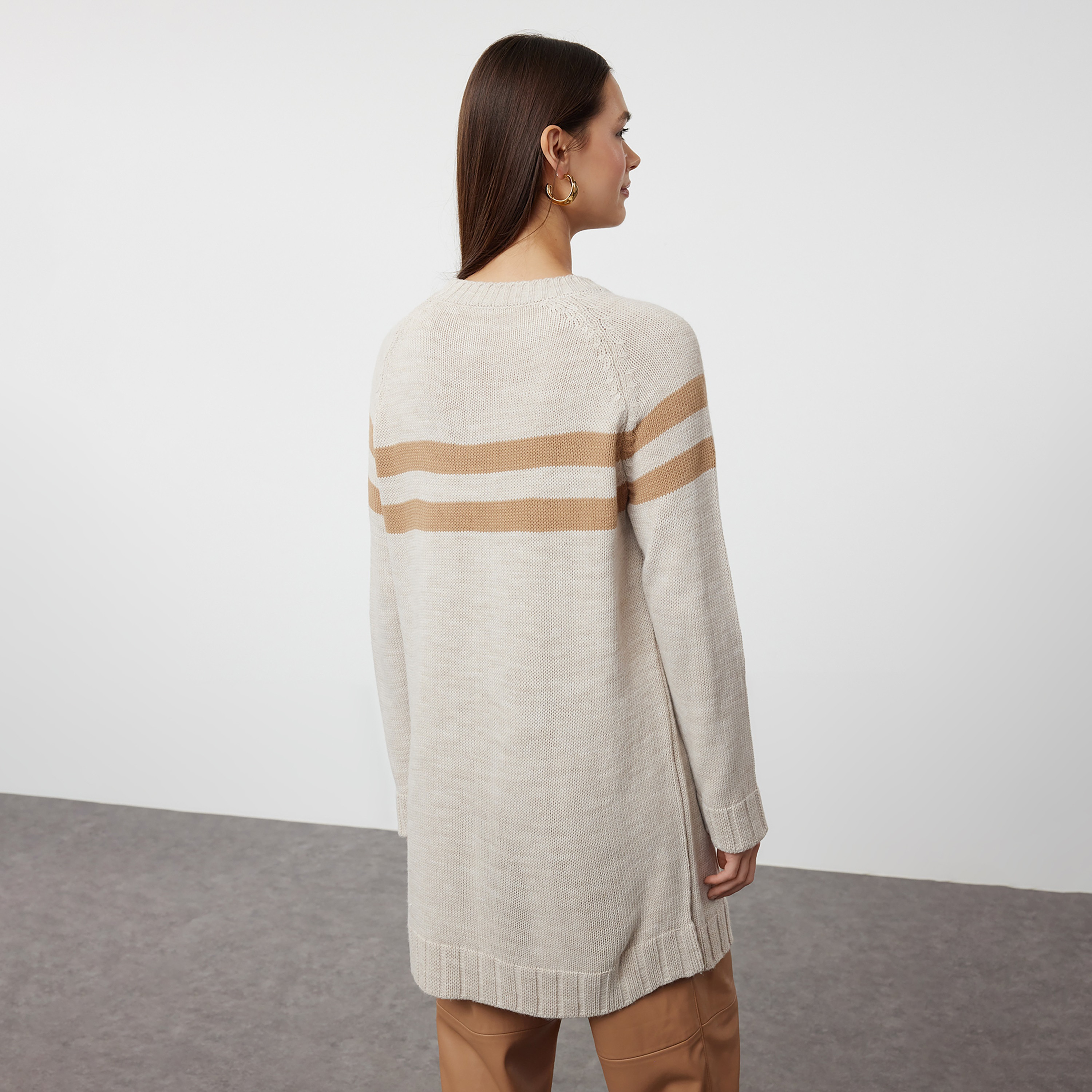 بلوفر حريمي محتشم مخطط بلون الحجري بأكمام راجلان من تريندyol-women-winterwear-cardigansandjumpers-jumpers-image-4