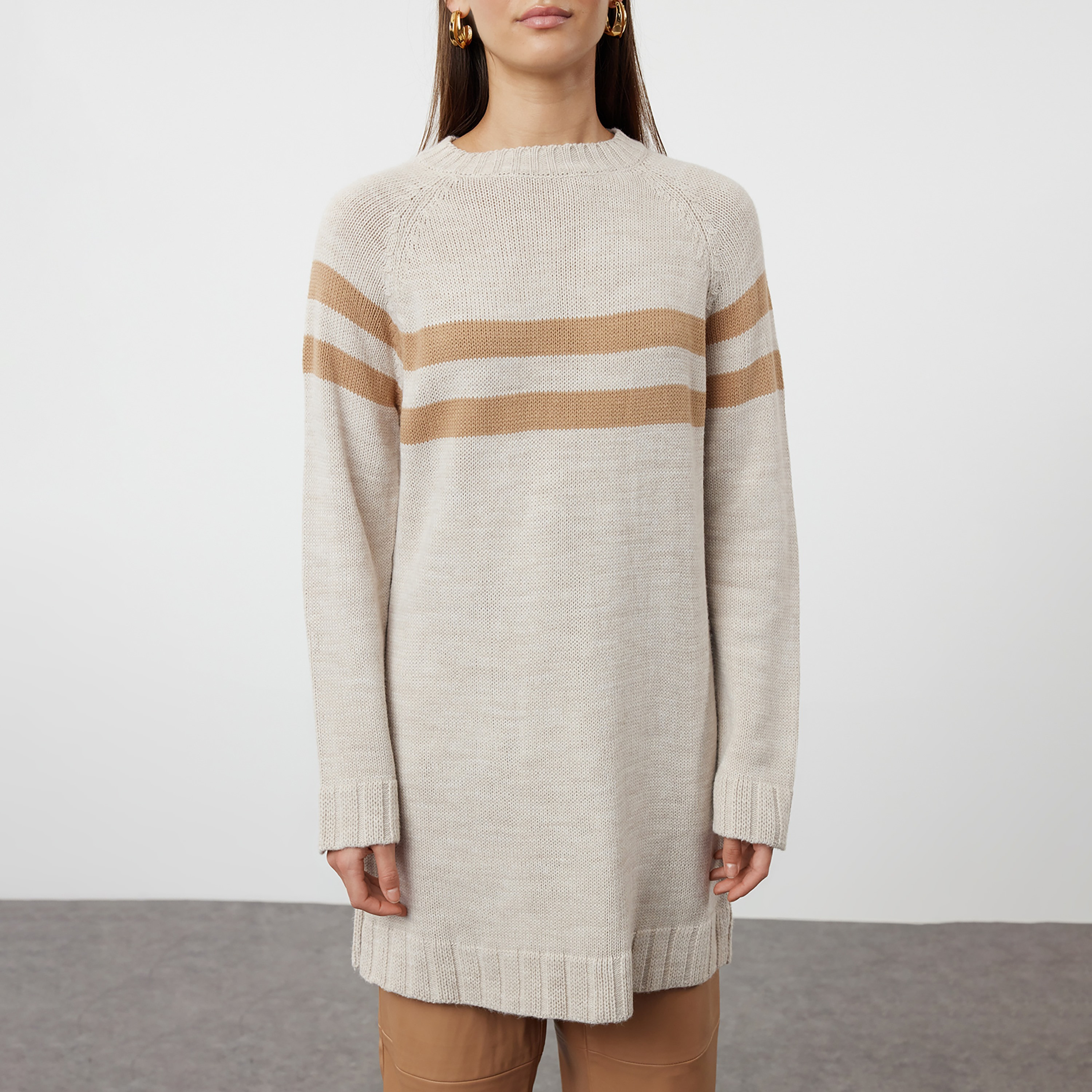 بلوفر حريمي محتشم مخطط بلون الحجري بأكمام راجلان من تريندyol-women-winterwear-cardigansandjumpers-jumpers-image-5
