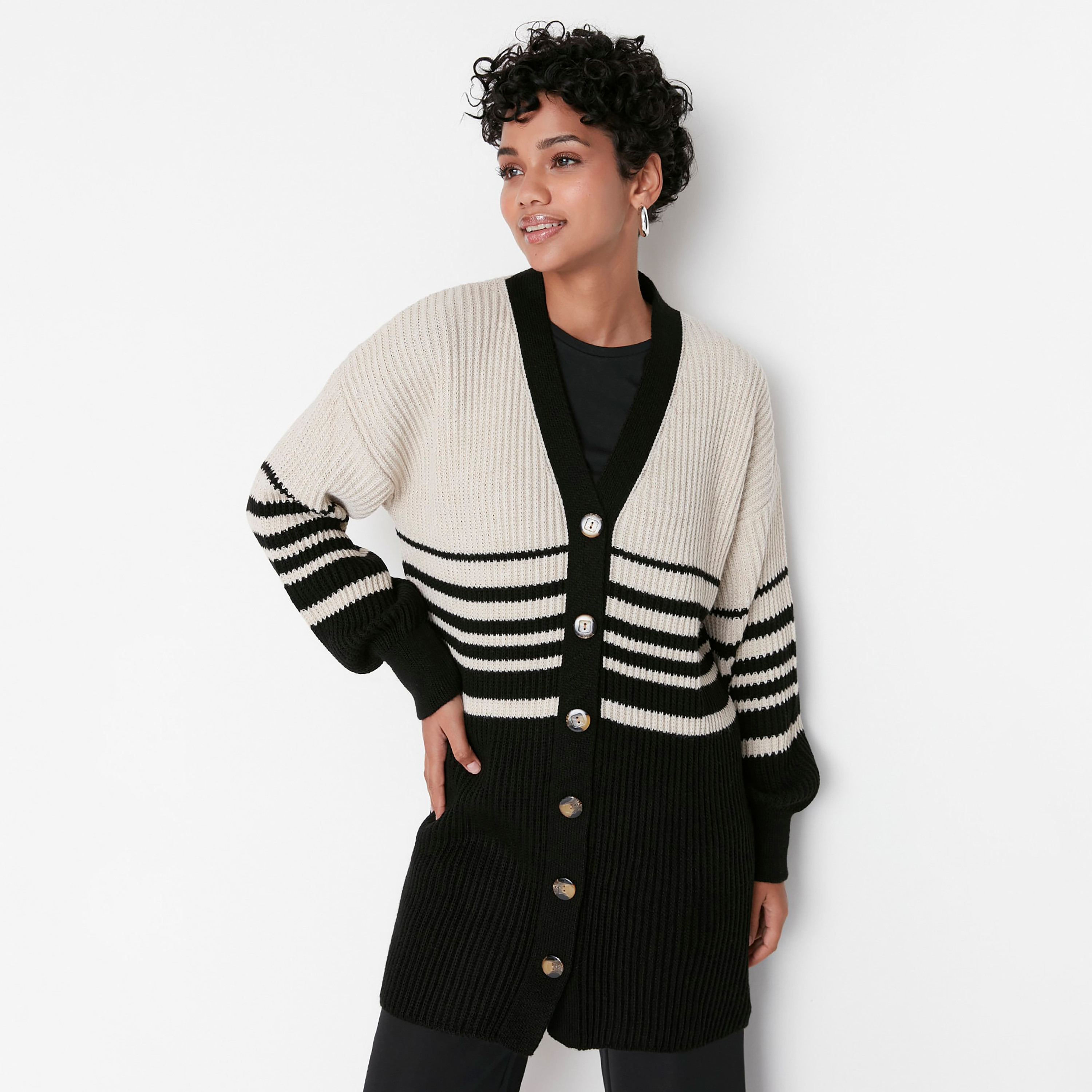 كارديجان حريمي محتشم مخطط باللون الأسود بأكمام مسدلة من ترينديول-women-winterwear-cardigansandjumpers-cardigans-image-1