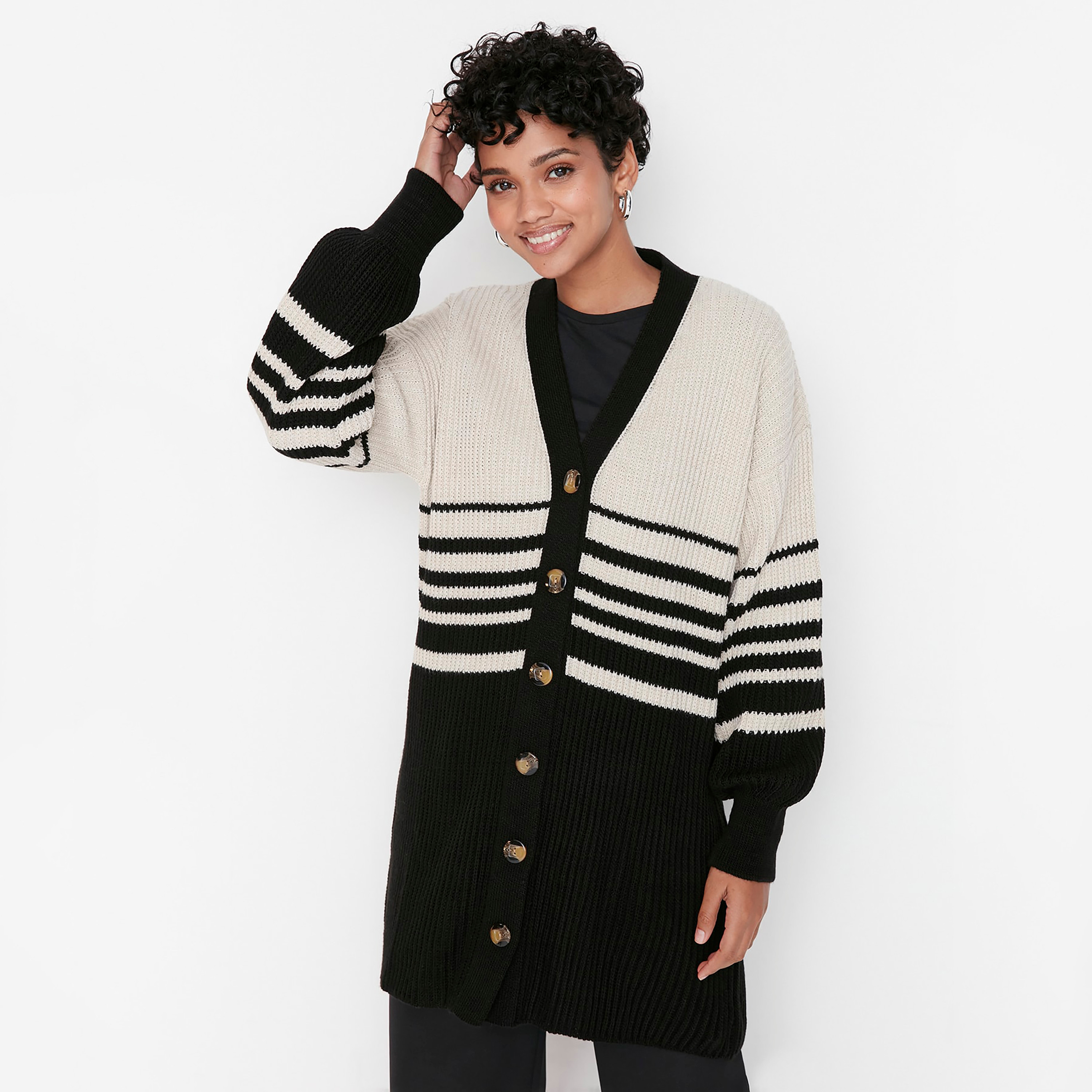 كارديجان حريمي محتشم مخطط باللون الأسود بأكمام مسدلة من ترينديول-women-winterwear-cardigansandjumpers-cardigans-image-2