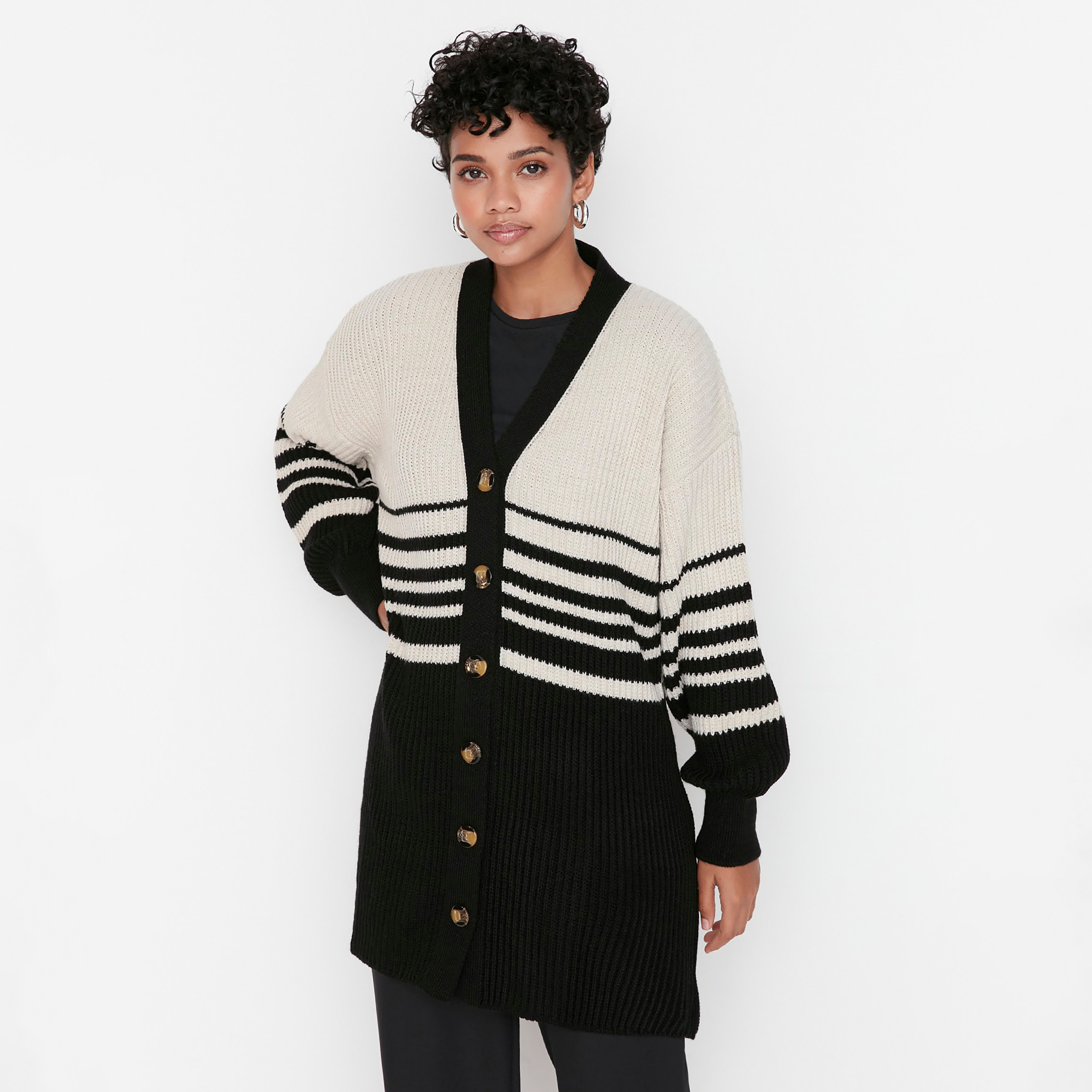 كارديجان حريمي محتشم مخطط باللون الأسود بأكمام مسدلة من ترينديول-women-winterwear-cardigansandjumpers-cardigans-image-3