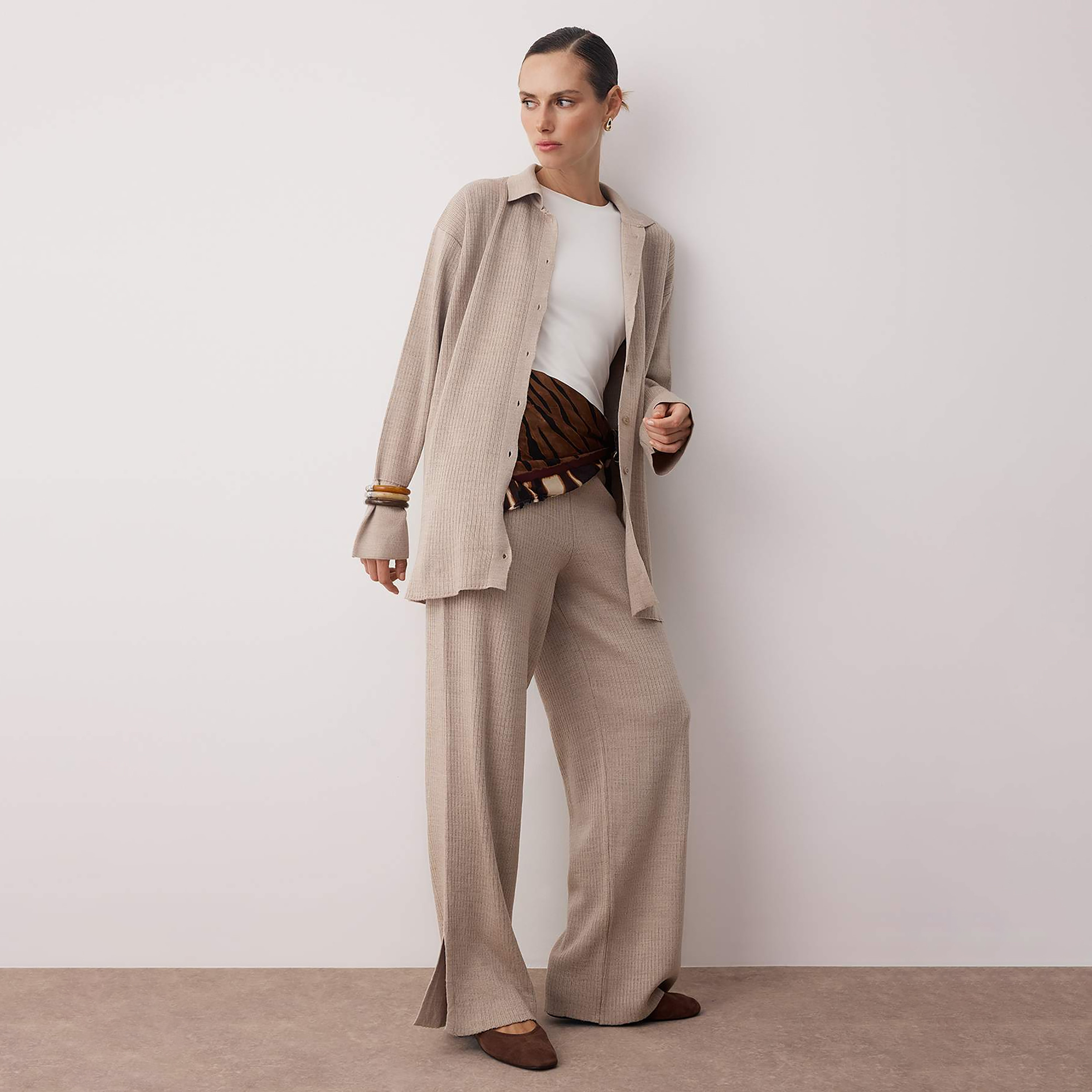 طقم كارديجان وبنطلون حريمي محتشم بملمس مضلع وياقة وأكمام ساقطة من ترينديول-women-clothing-coordsets-image-1