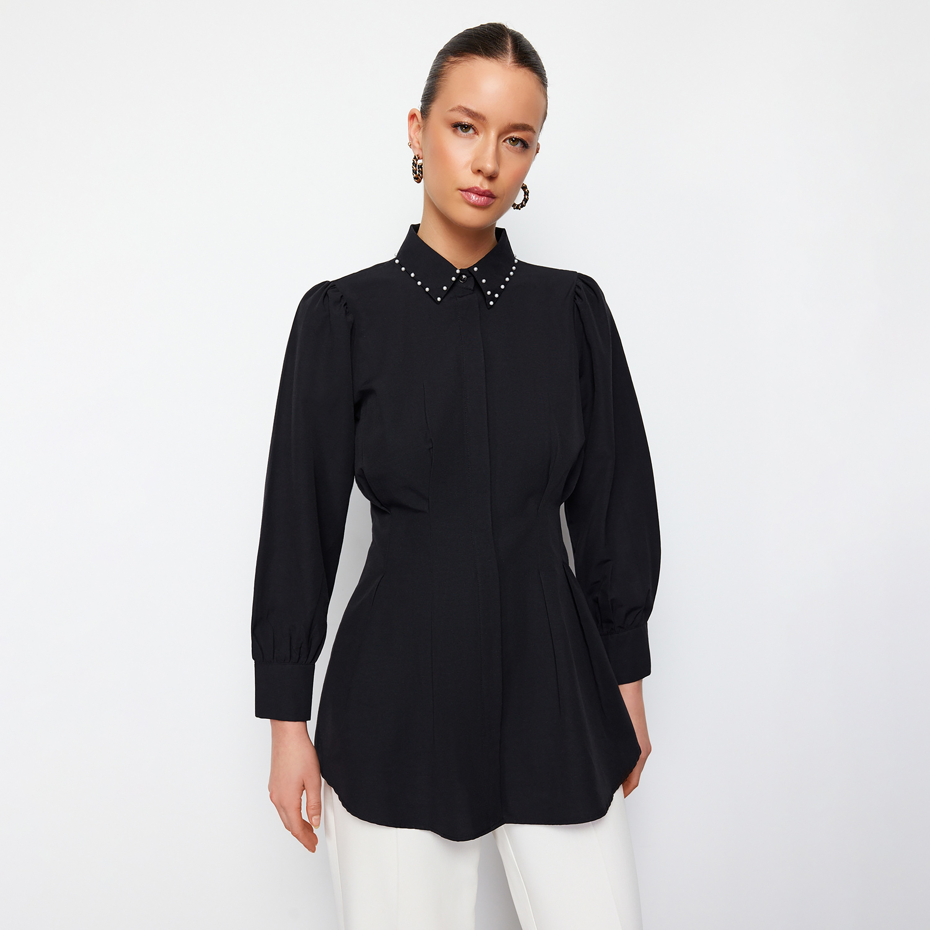 قميص بليسيه حريمي محتشم بياقة وأكمام منتفخة من تريندyol-women-clothing-shirtsandblouses-shirts-image-1