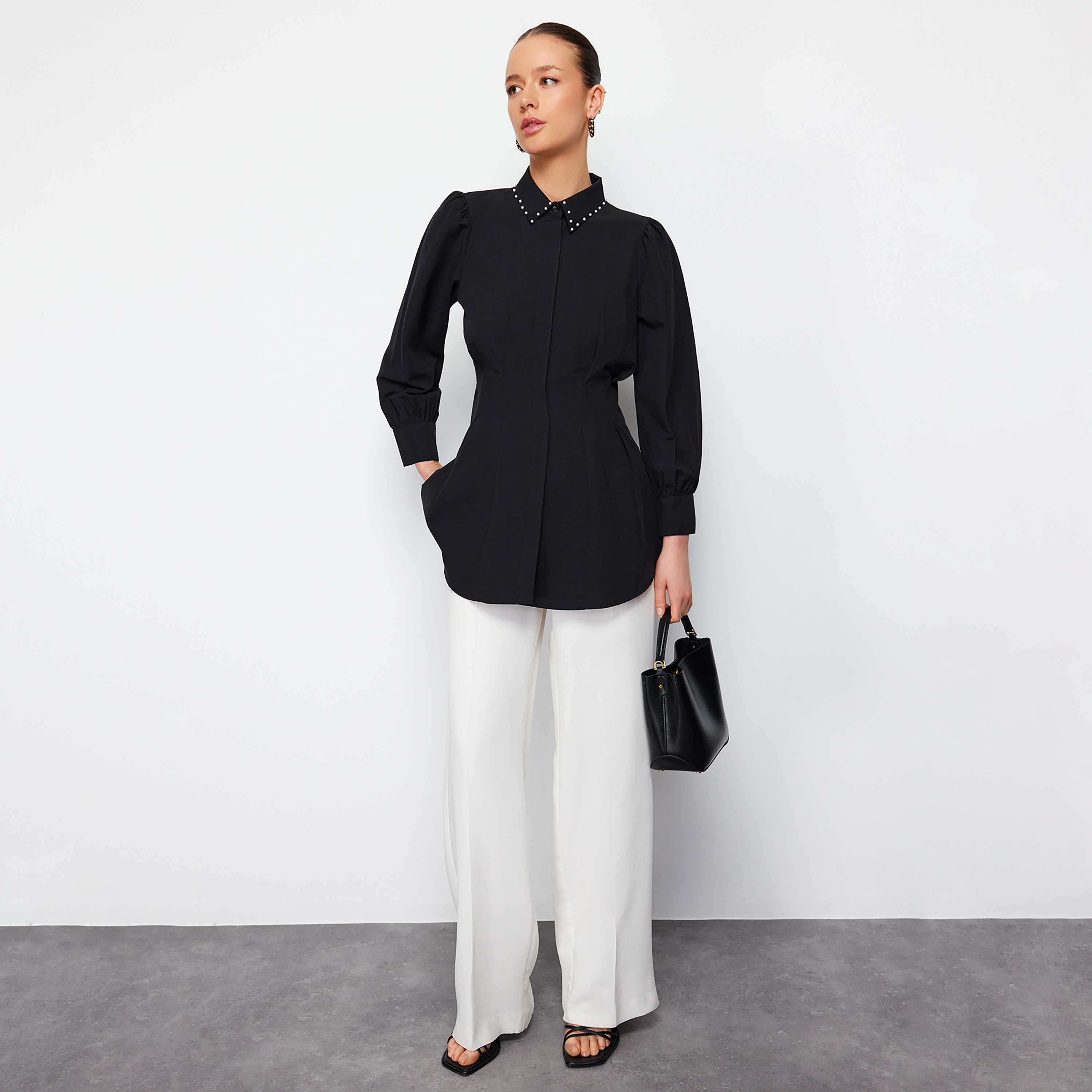 قميص بليسيه حريمي محتشم بياقة وأكمام منتفخة من تريندyol-women-clothing-shirtsandblouses-shirts-image-2
