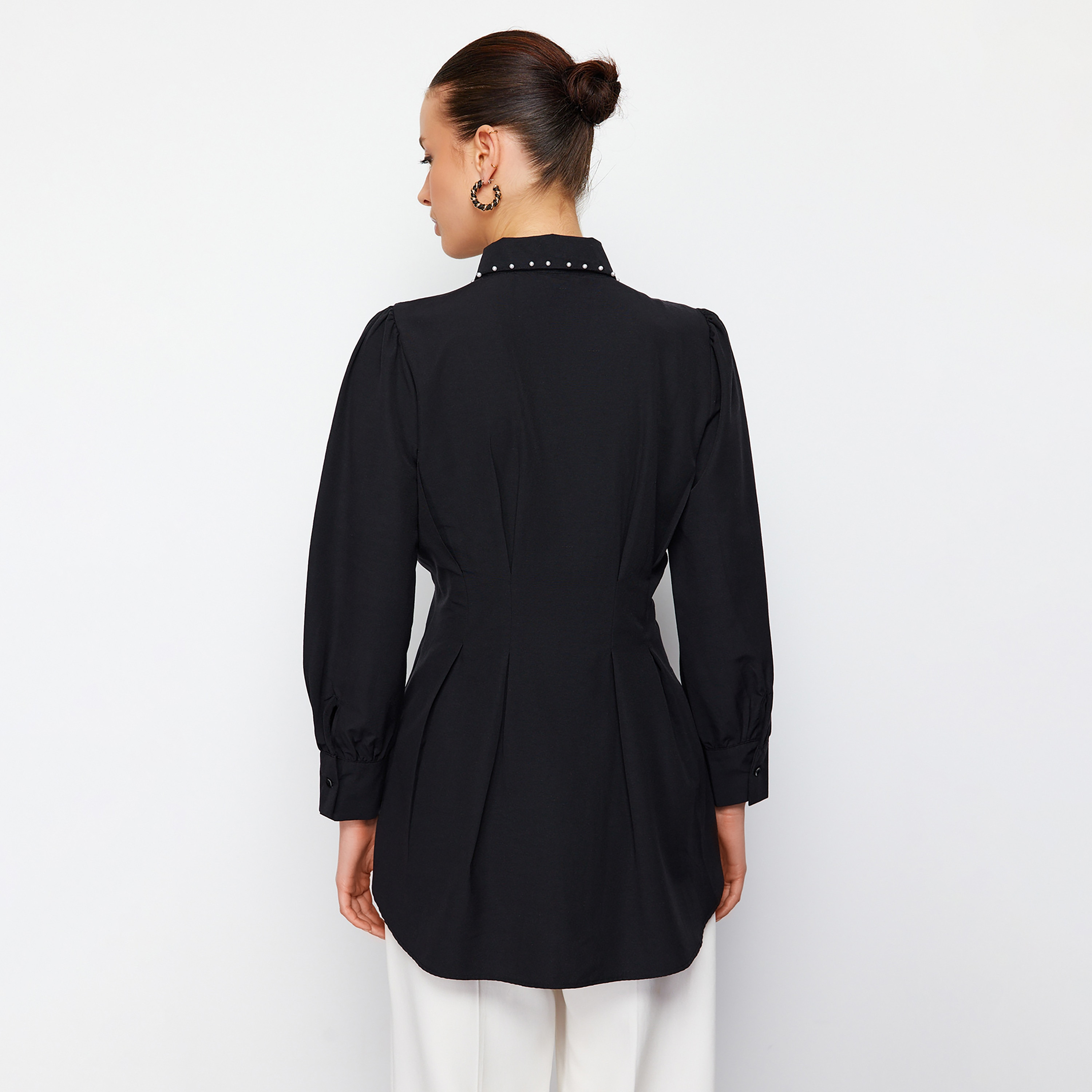 قميص بليسيه حريمي محتشم بياقة وأكمام منتفخة من تريندyol-women-clothing-shirtsandblouses-shirts-image-3