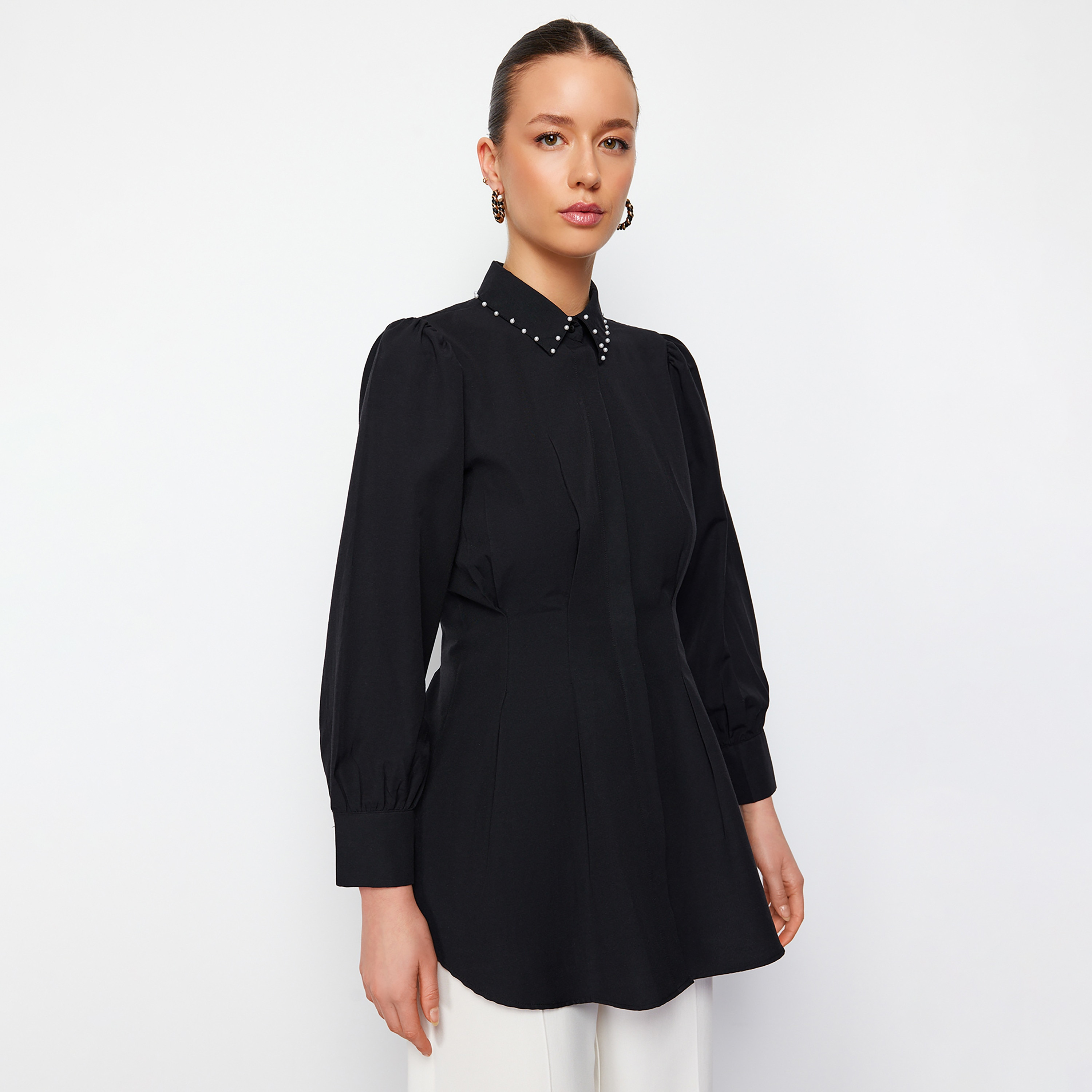 قميص بليسيه حريمي محتشم بياقة وأكمام منتفخة من تريندyol-women-clothing-shirtsandblouses-shirts-image-5
