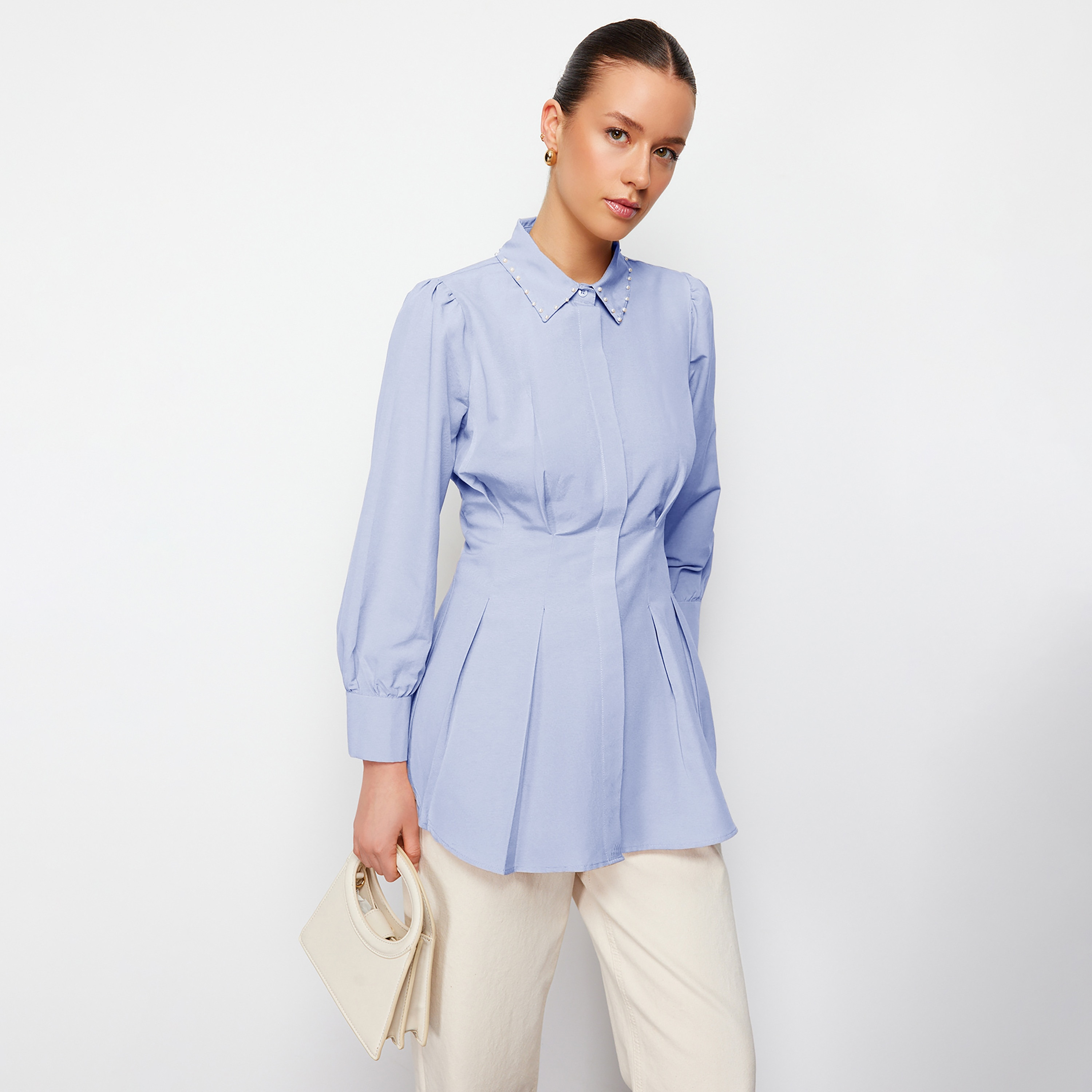 قميص بليسيه حريمي محتشم بياقة وأكمام منتفخة من تريندyol-women-clothing-shirtsandblouses-shirts-image-1
