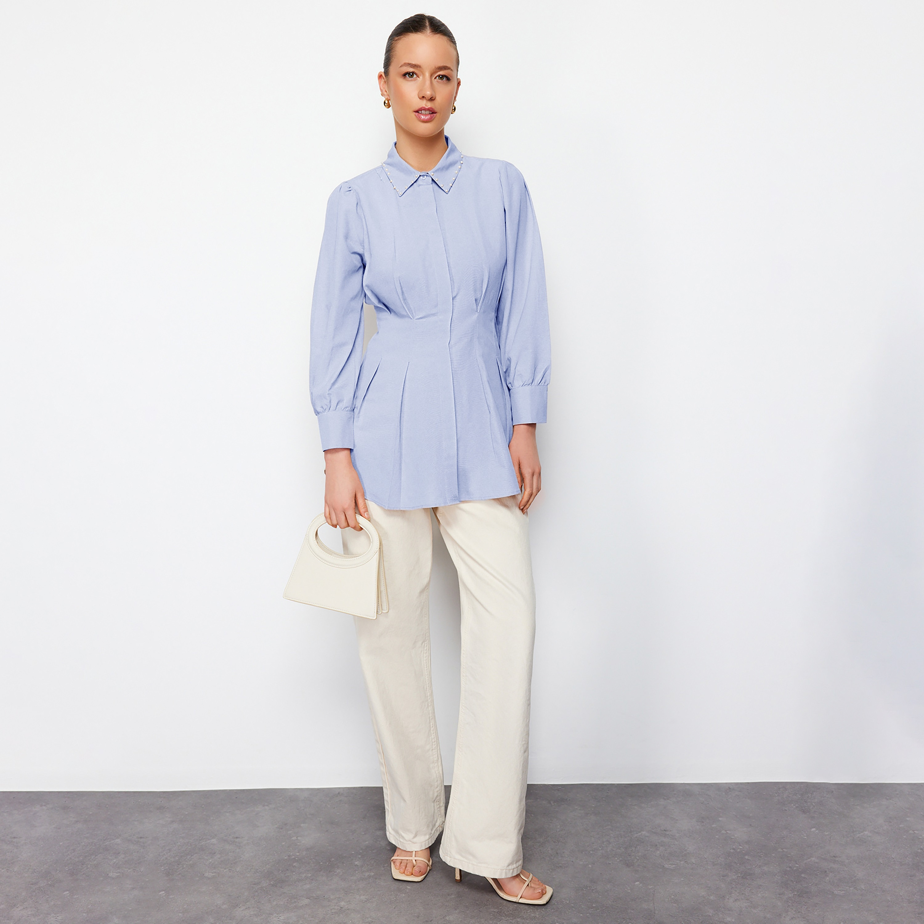 قميص بليسيه حريمي محتشم بياقة وأكمام منتفخة من تريندyol-women-clothing-shirtsandblouses-shirts-image-2