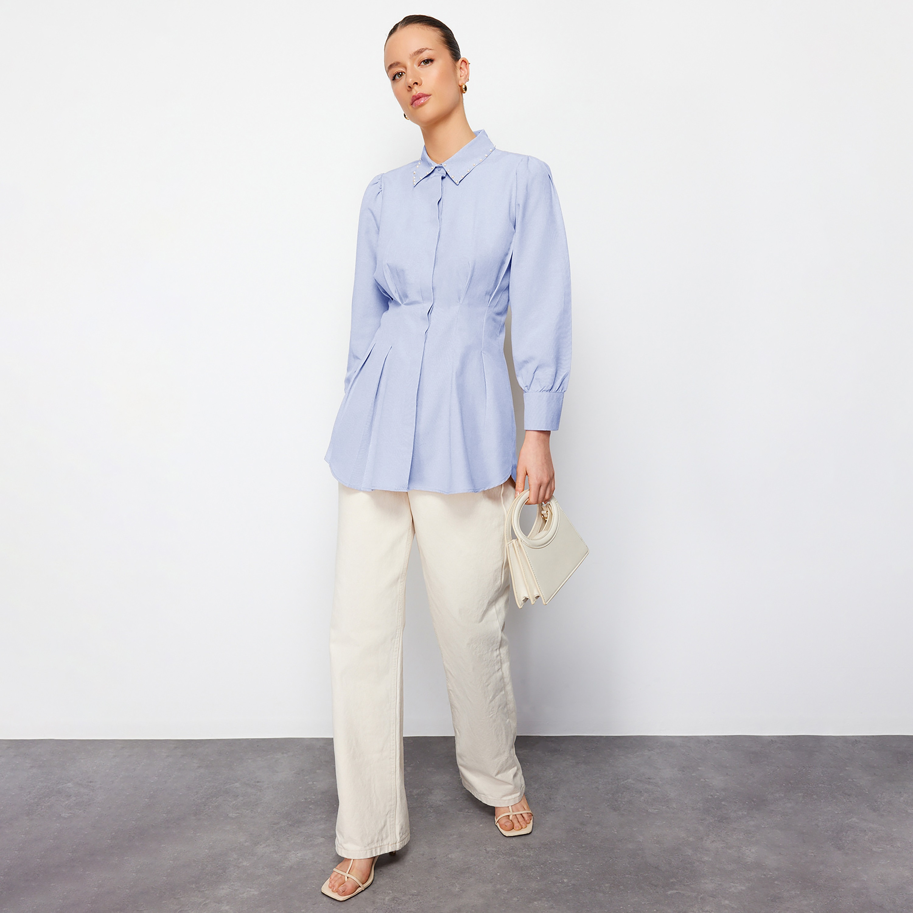 قميص بليسيه حريمي محتشم بياقة وأكمام منتفخة من تريندyol-women-clothing-shirtsandblouses-shirts-image-3