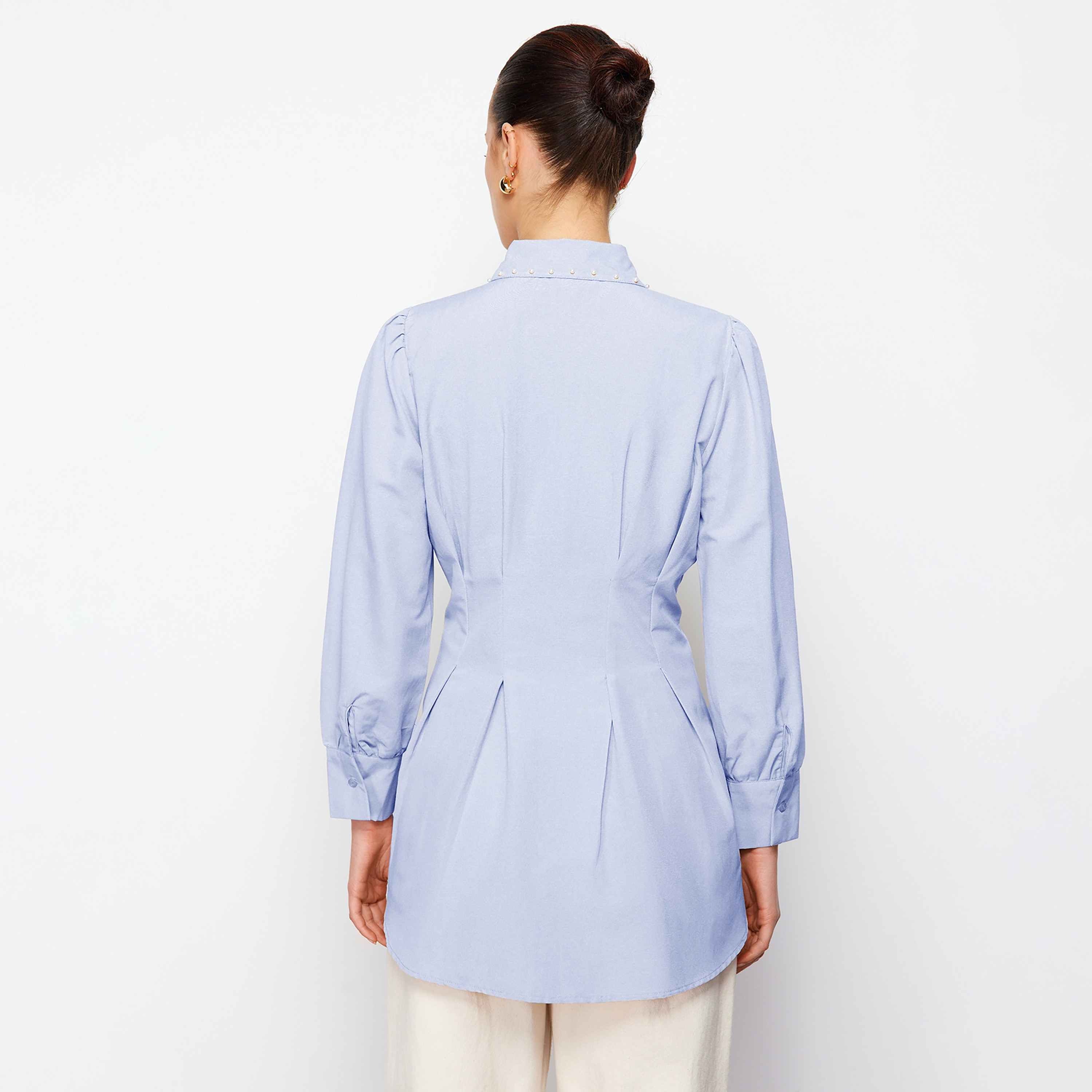 قميص بليسيه حريمي محتشم بياقة وأكمام منتفخة من تريندyol-women-clothing-shirtsandblouses-shirts-image-4