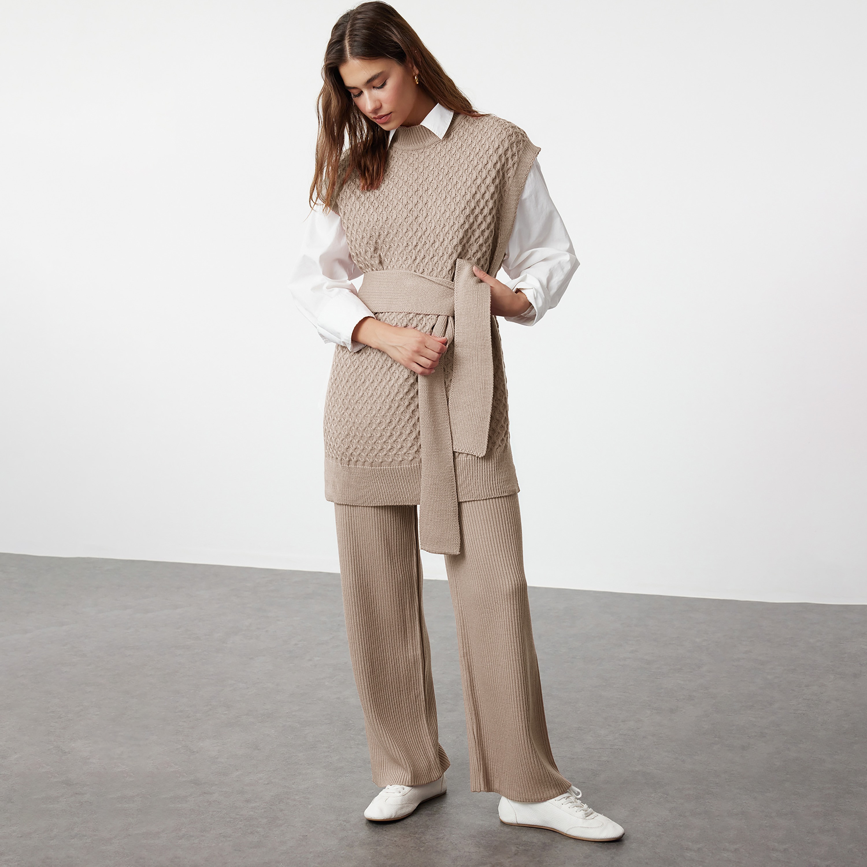 طقم صدرية وبنطلون حريمي تريكو بنقشة هندسية وياقة عالية من ترينديول موديست-women-clothing-coordsets-image-1
