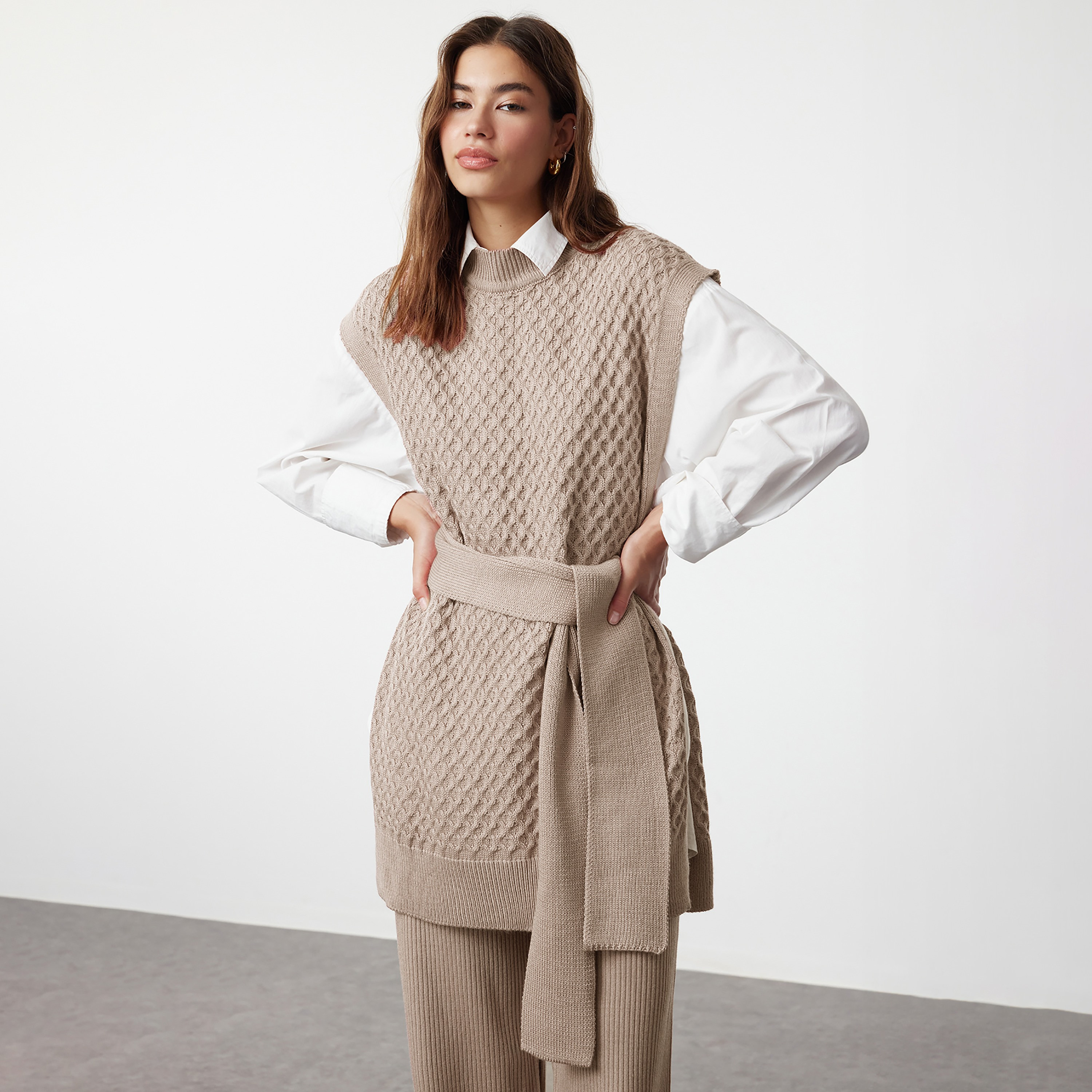 طقم صدرية وبنطلون حريمي تريكو بنقشة هندسية وياقة عالية من ترينديول موديست-women-clothing-coordsets-image-2