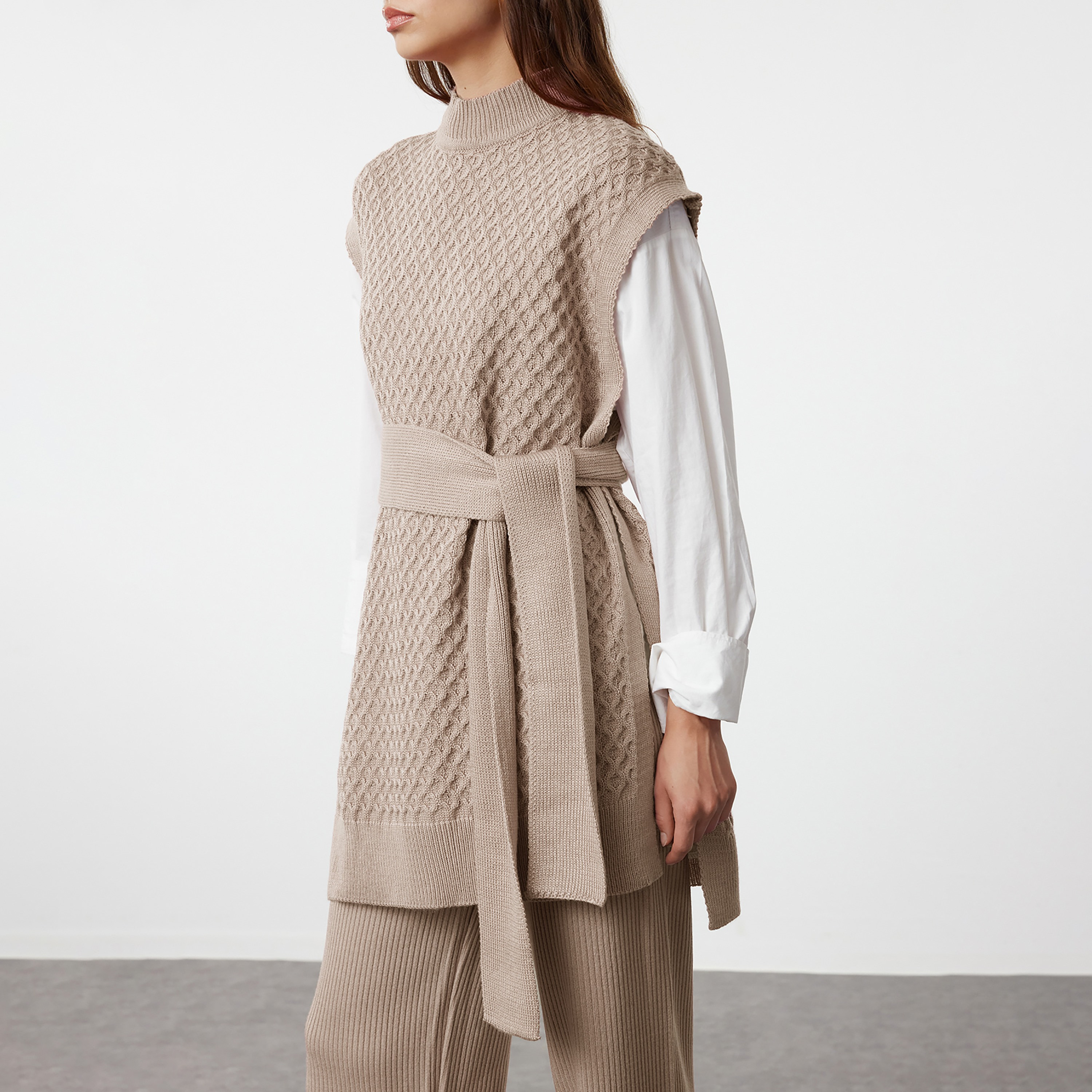 طقم صدرية وبنطلون حريمي تريكو بنقشة هندسية وياقة عالية من ترينديول موديست-women-clothing-coordsets-image-4