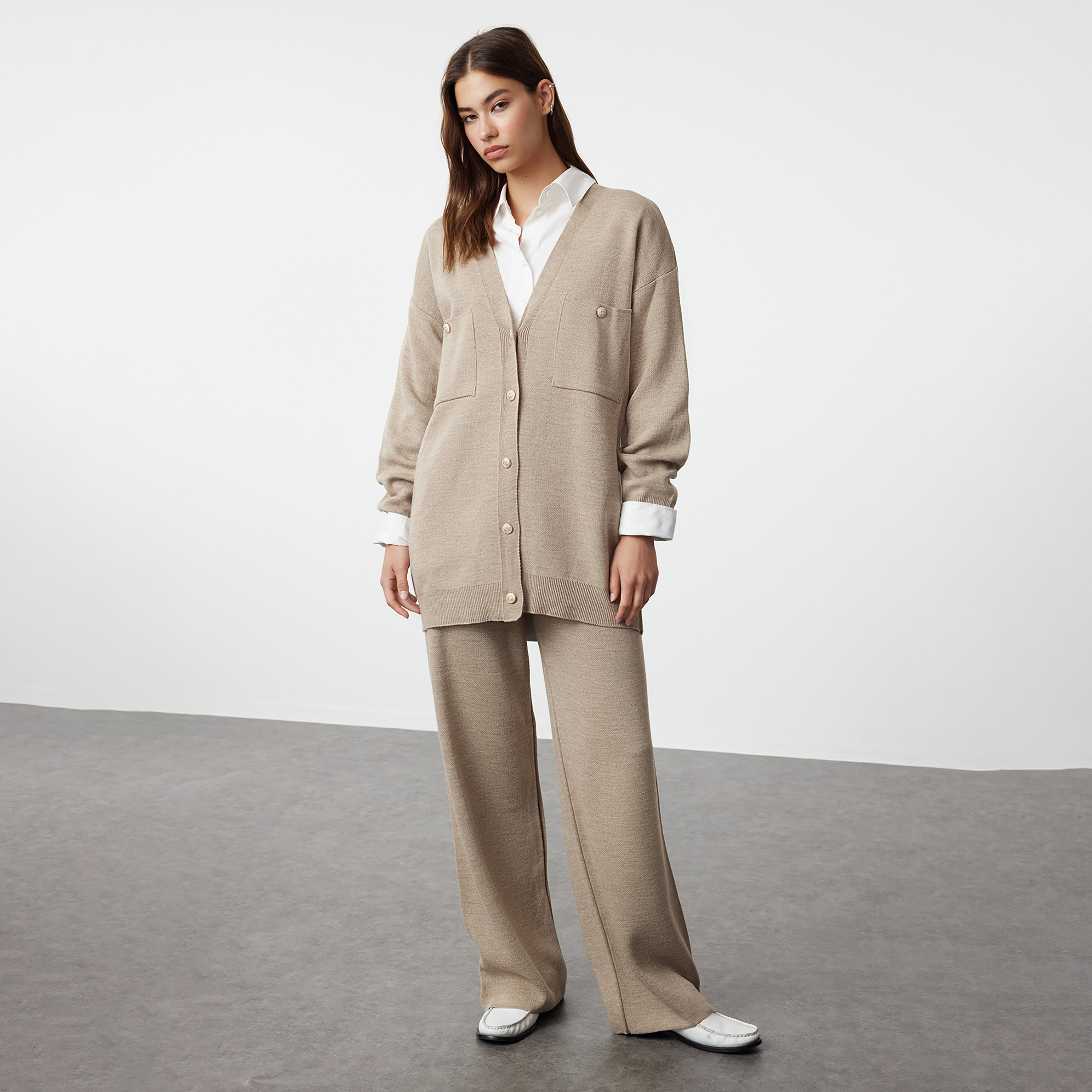 طقم كارديجان وبنطلون حريمي محتشم بيج بأكمام مسدلة من ترينديول-women-clothing-coordsets-image-1