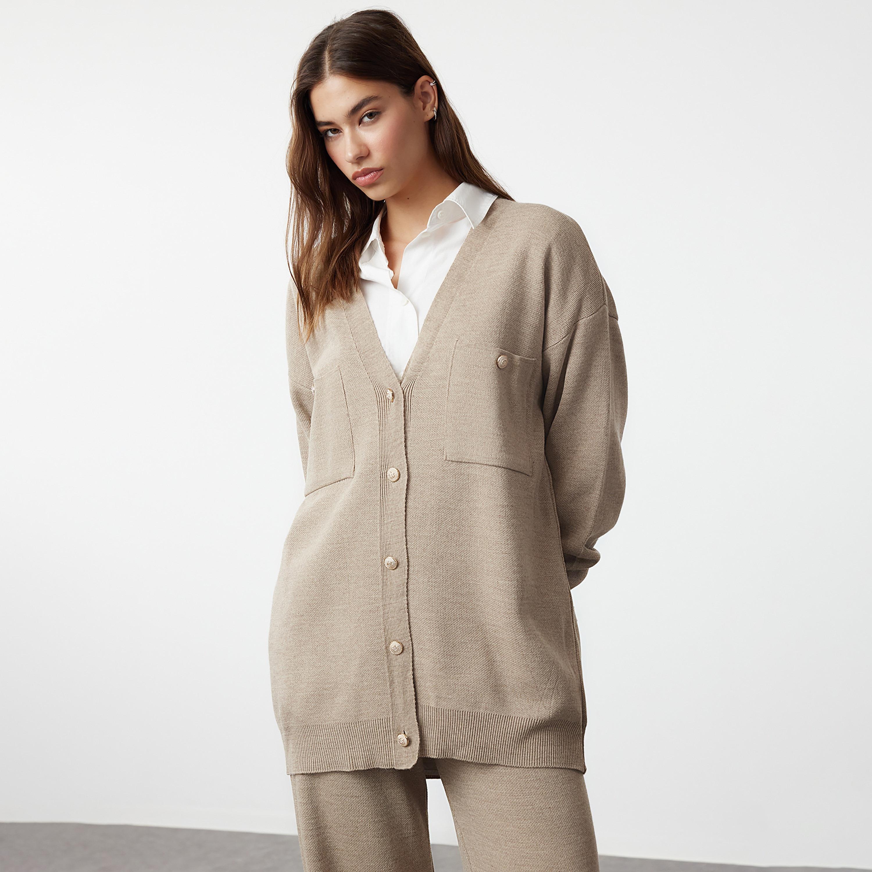 طقم كارديجان وبنطلون حريمي محتشم بيج بأكمام مسدلة من ترينديول-women-clothing-coordsets-image-2