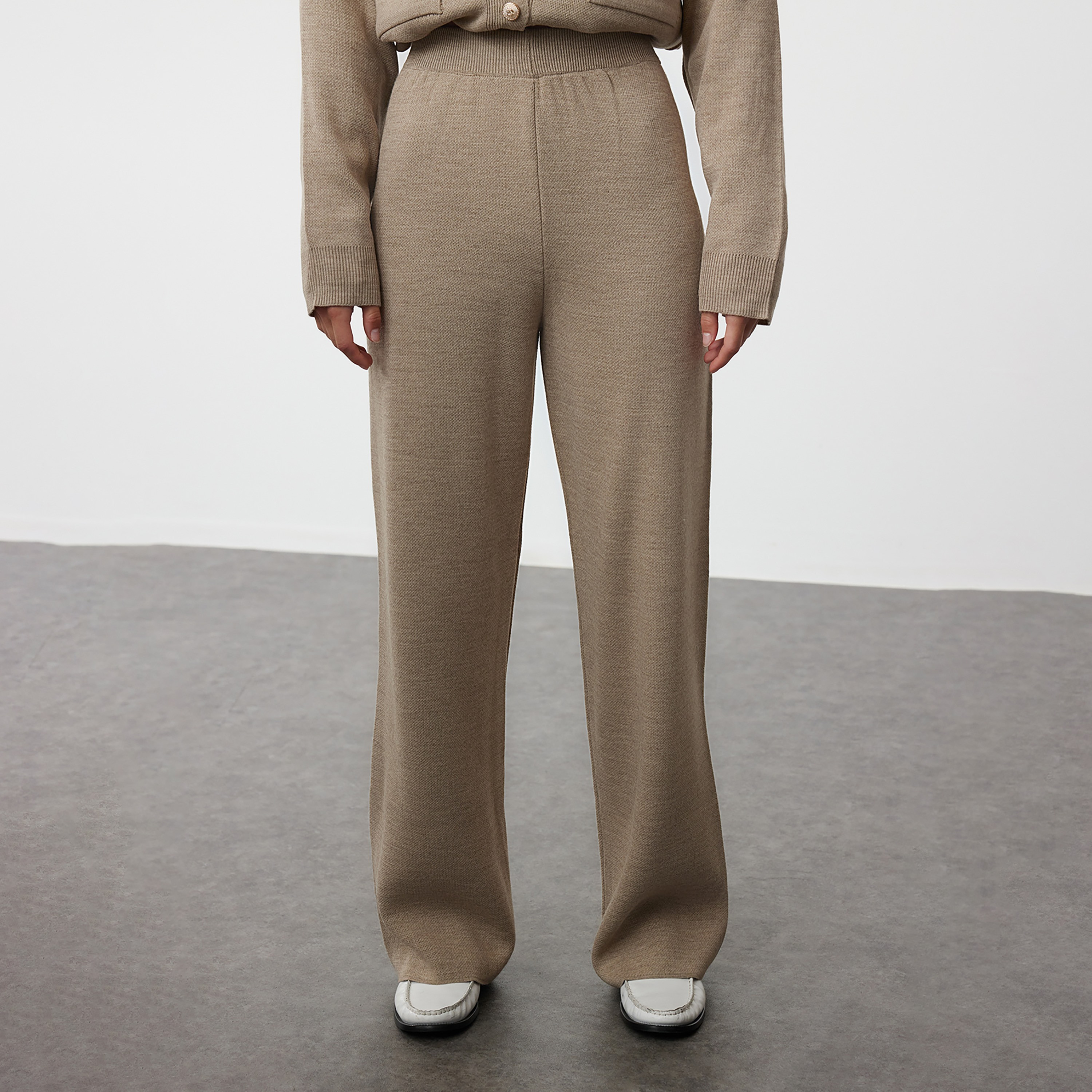 طقم كارديجان وبنطلون حريمي محتشم بيج بأكمام مسدلة من ترينديول-women-clothing-coordsets-image-3