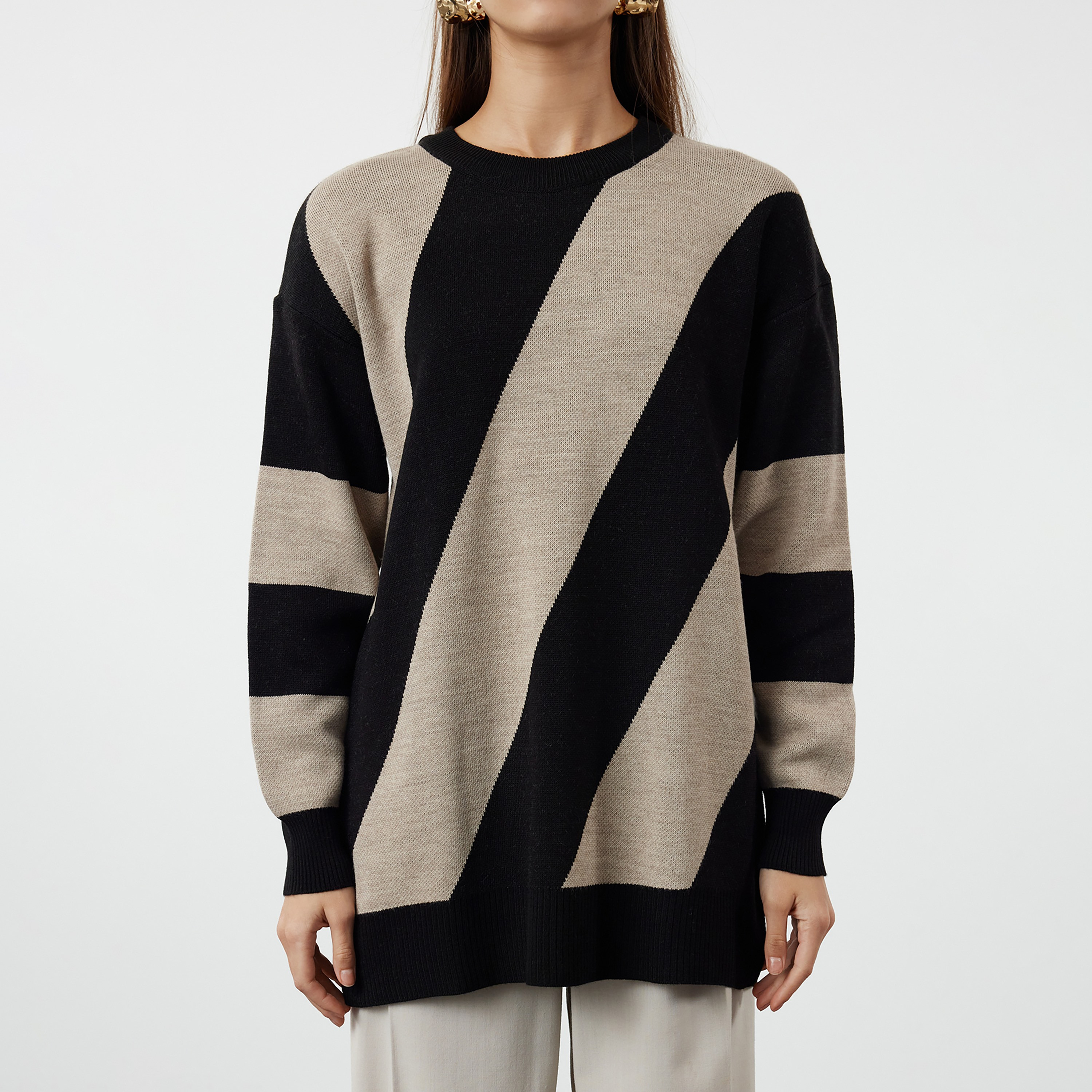 بلوفر حريمي محتشم بألوان متباينة بيج بأكمام ساقطة من ترينديول-women-winterwear-cardigansandjumpers-jumpers-image-1
