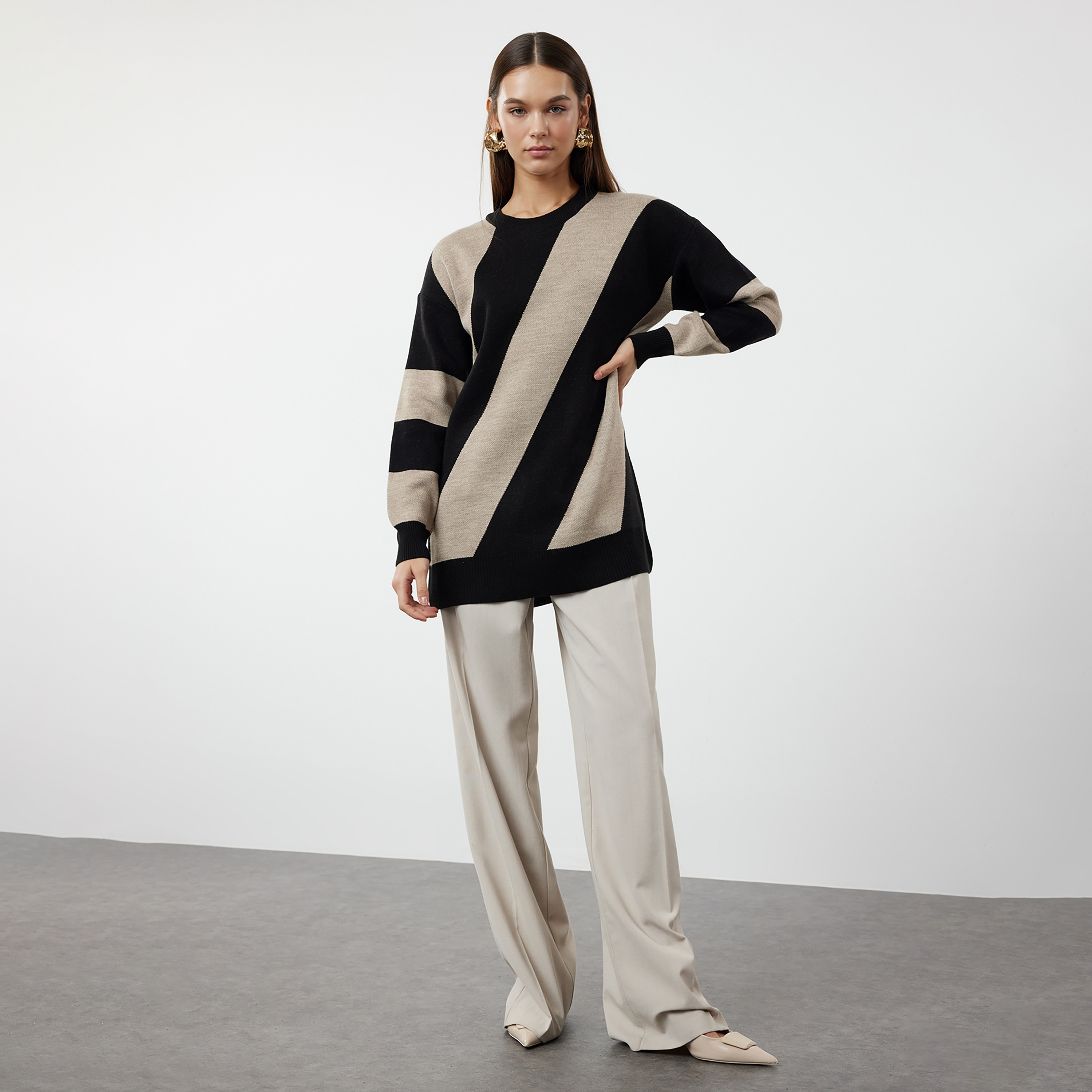 بلوفر حريمي محتشم بألوان متباينة بيج بأكمام ساقطة من ترينديول-women-winterwear-cardigansandjumpers-jumpers-image-2