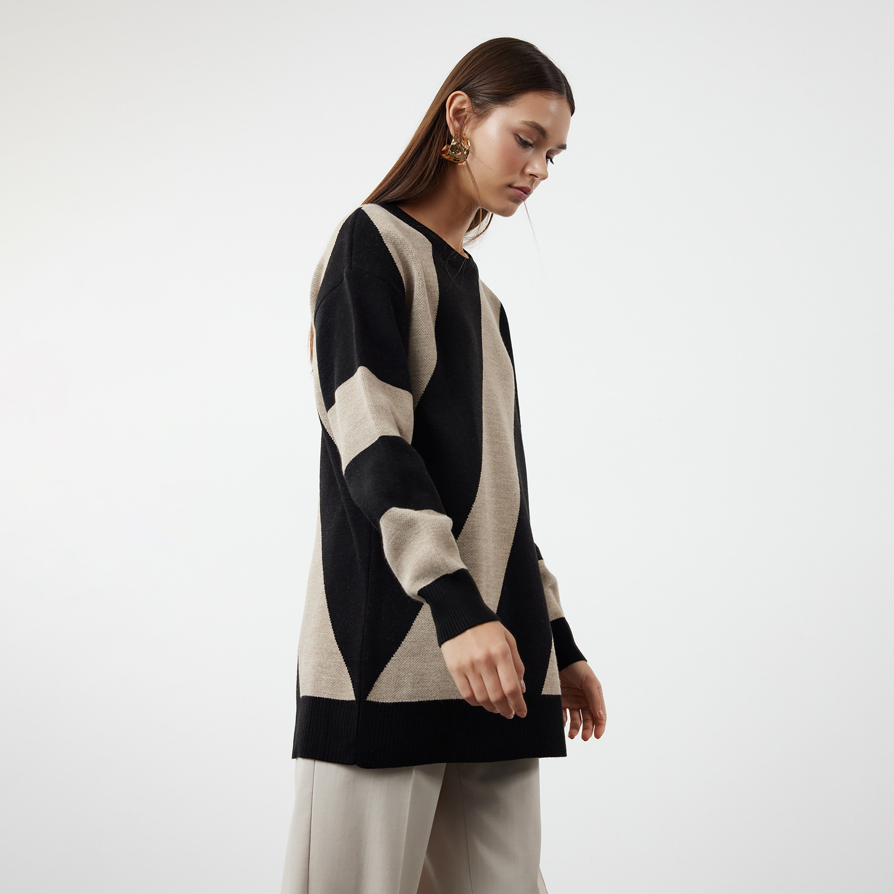 بلوفر حريمي محتشم بألوان متباينة بيج بأكمام ساقطة من ترينديول-women-winterwear-cardigansandjumpers-jumpers-image-3