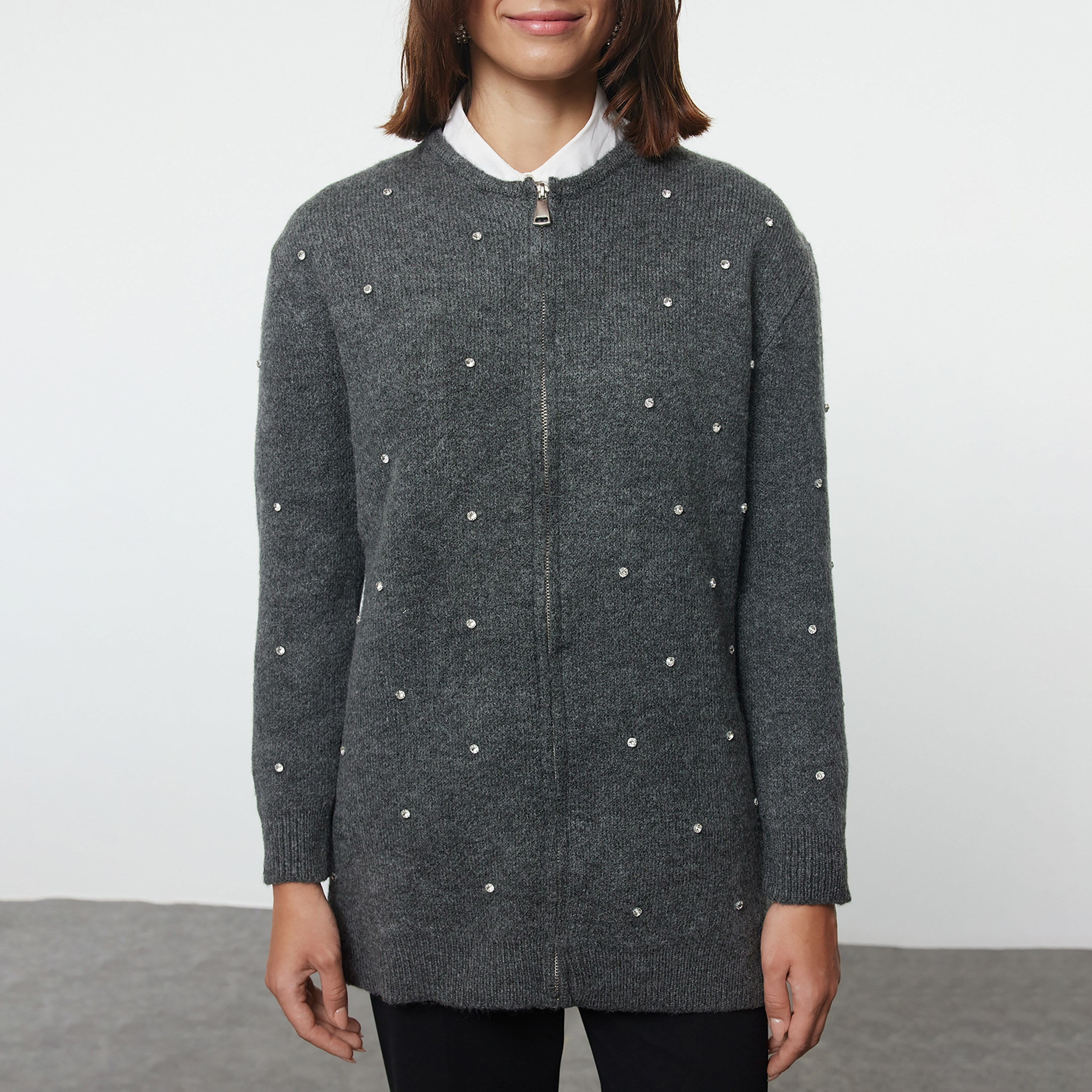 كارديجان حريمي محتشم رمادي ضيق مزين بأحجار الراين من ترينديول-women-winterwear-cardigansandjumpers-cardigans-image-1