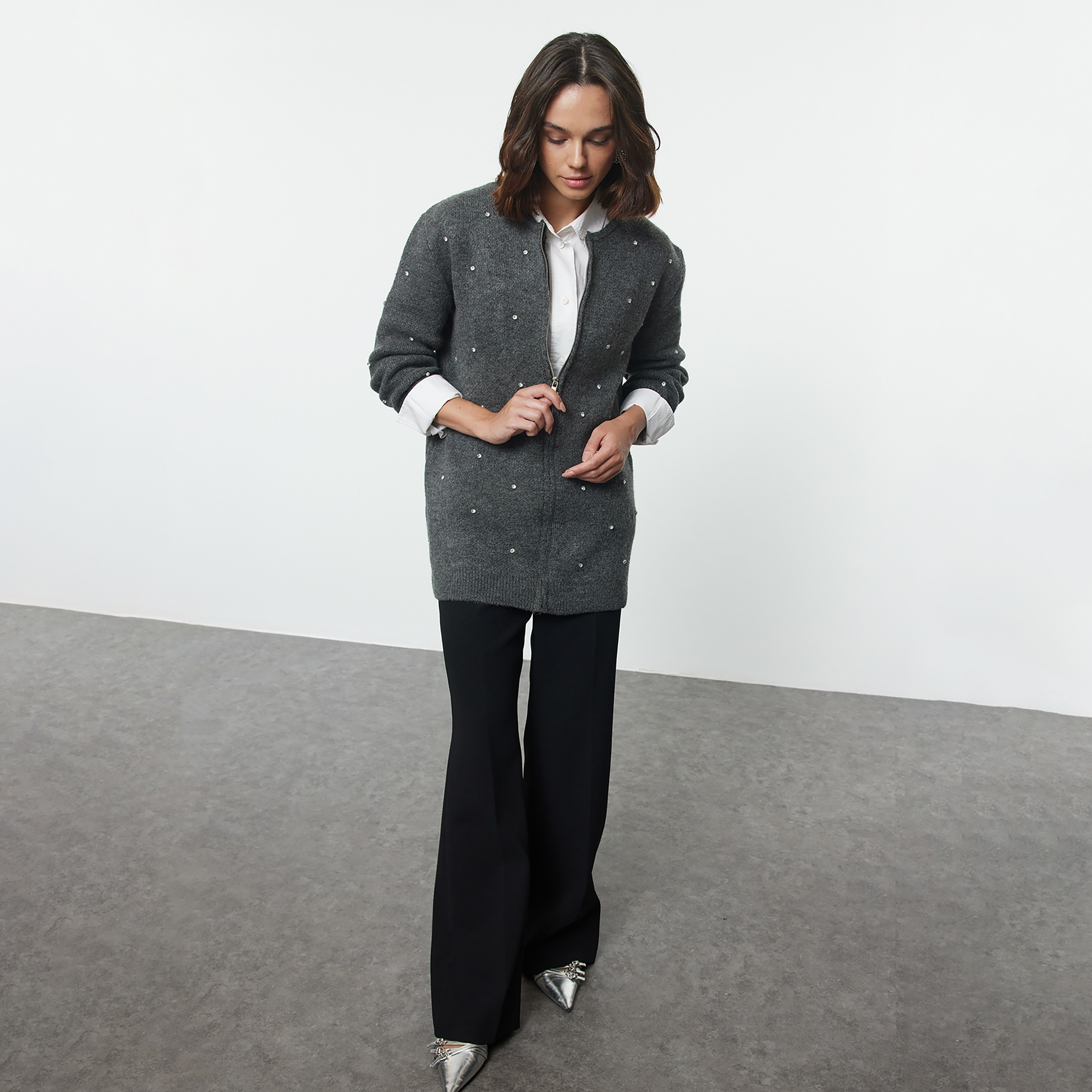 كارديجان حريمي محتشم رمادي ضيق مزين بأحجار الراين من ترينديول-women-winterwear-cardigansandjumpers-cardigans-image-2