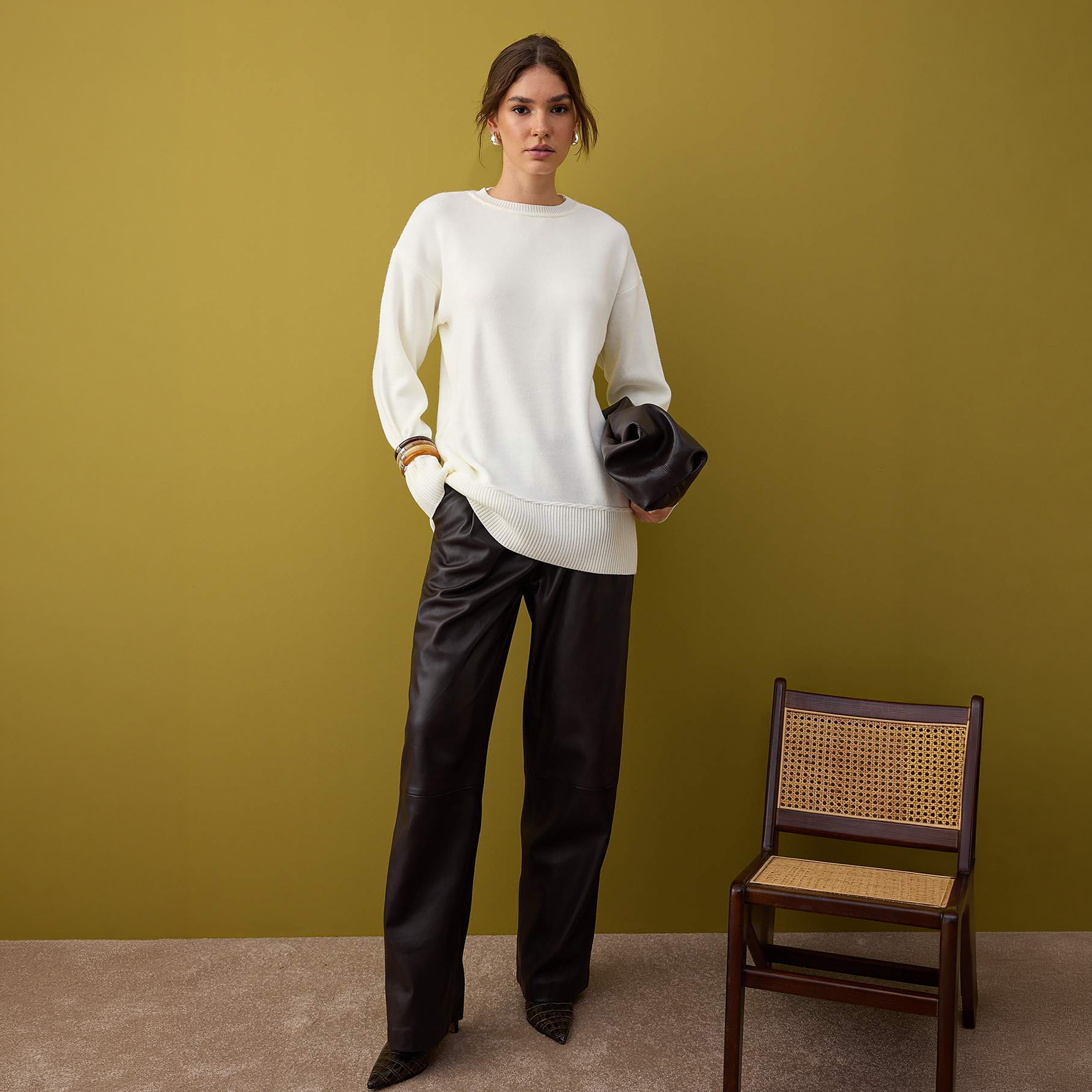 سويت شيرت حريمي محتشم أبيض بأكمام مسدلة من ترينديول-women-winterwear-cardigansandjumpers-jumpers-image-2