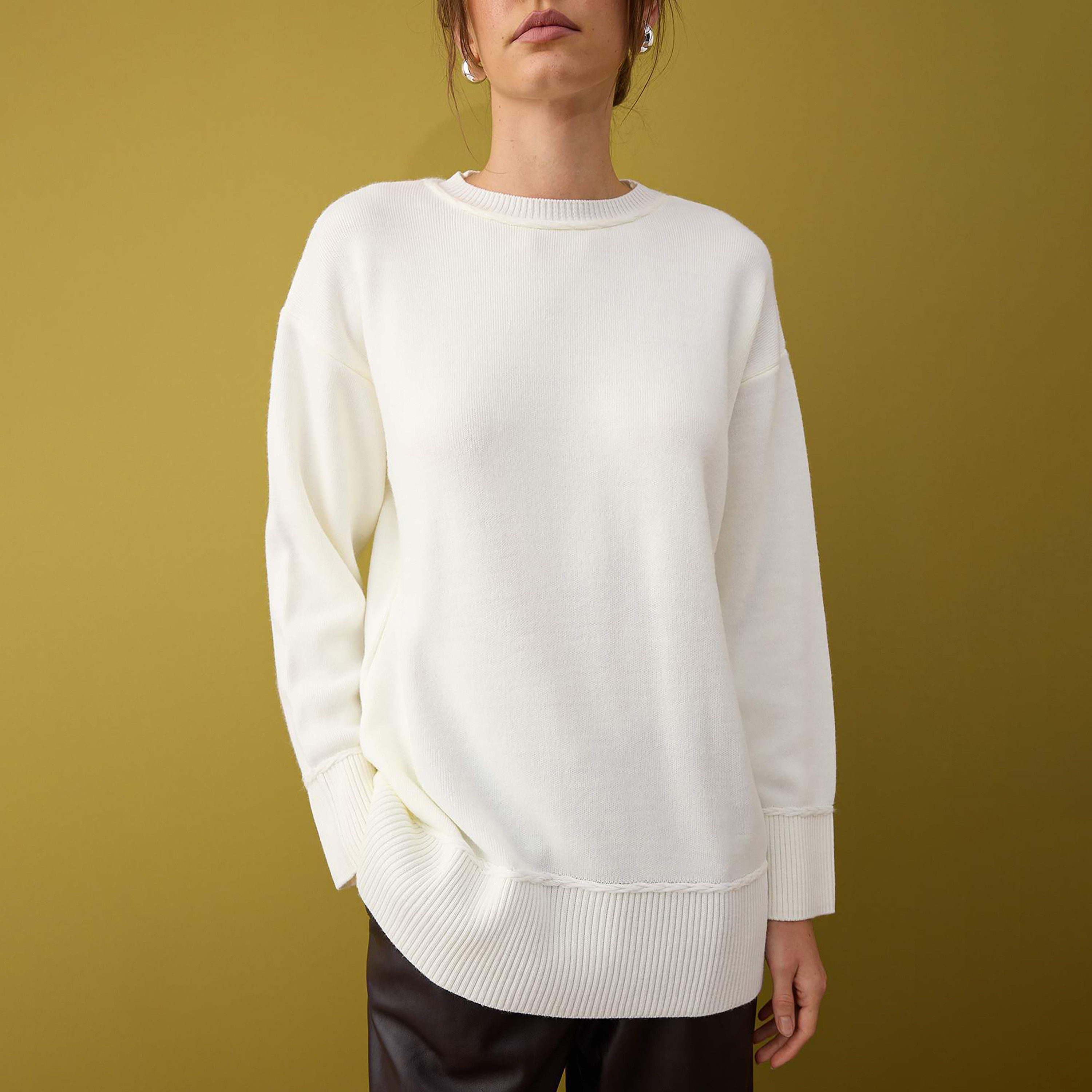 سويت شيرت حريمي محتشم أبيض بأكمام مسدلة من ترينديول-women-winterwear-cardigansandjumpers-jumpers-image-5