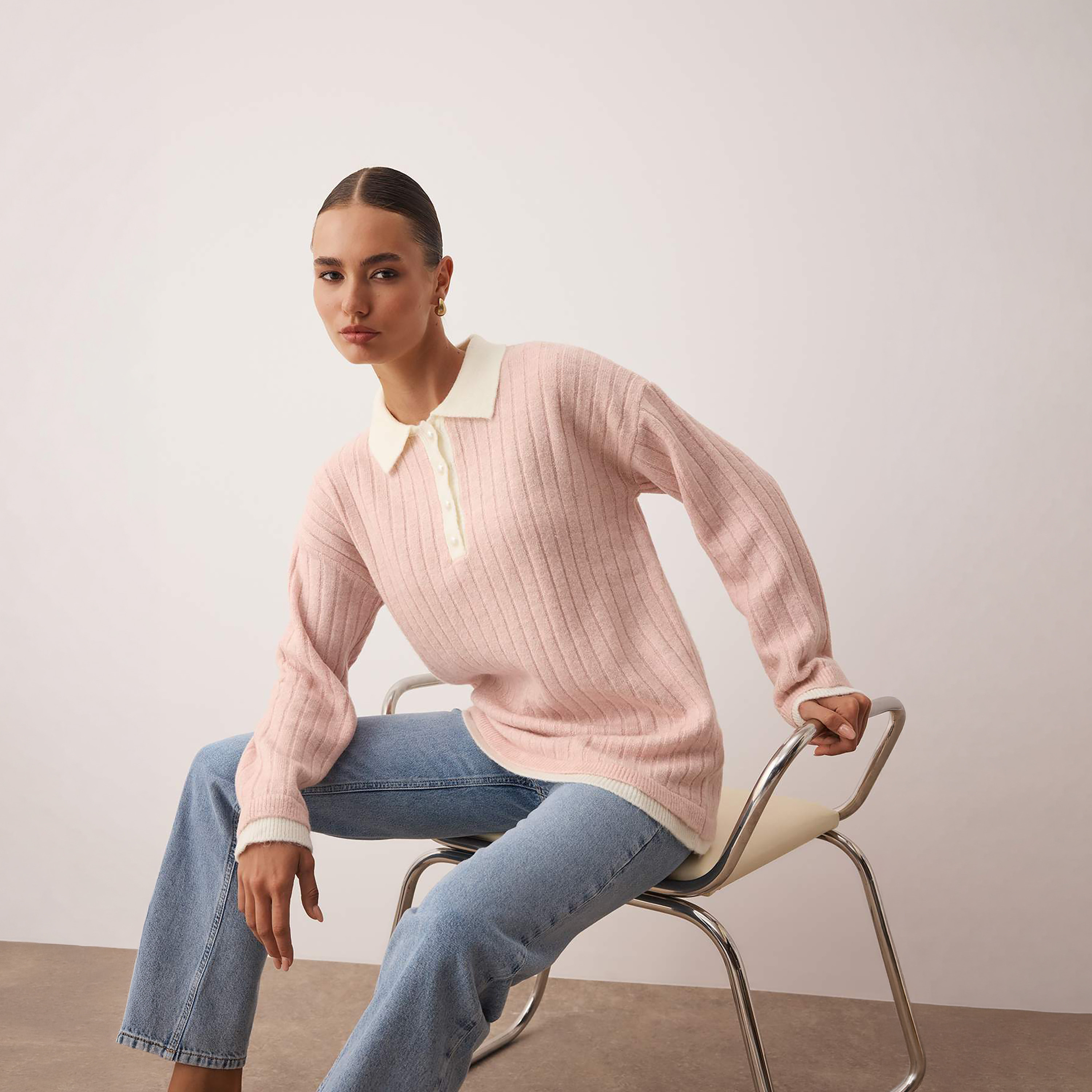 سويت شيرت حريمي وردي بتصميم محتشم قماش مضلع بياقة بولو وأكمام منسدلة من ترينديول-women-winterwear-cardigansandjumpers-jumpers-image-3