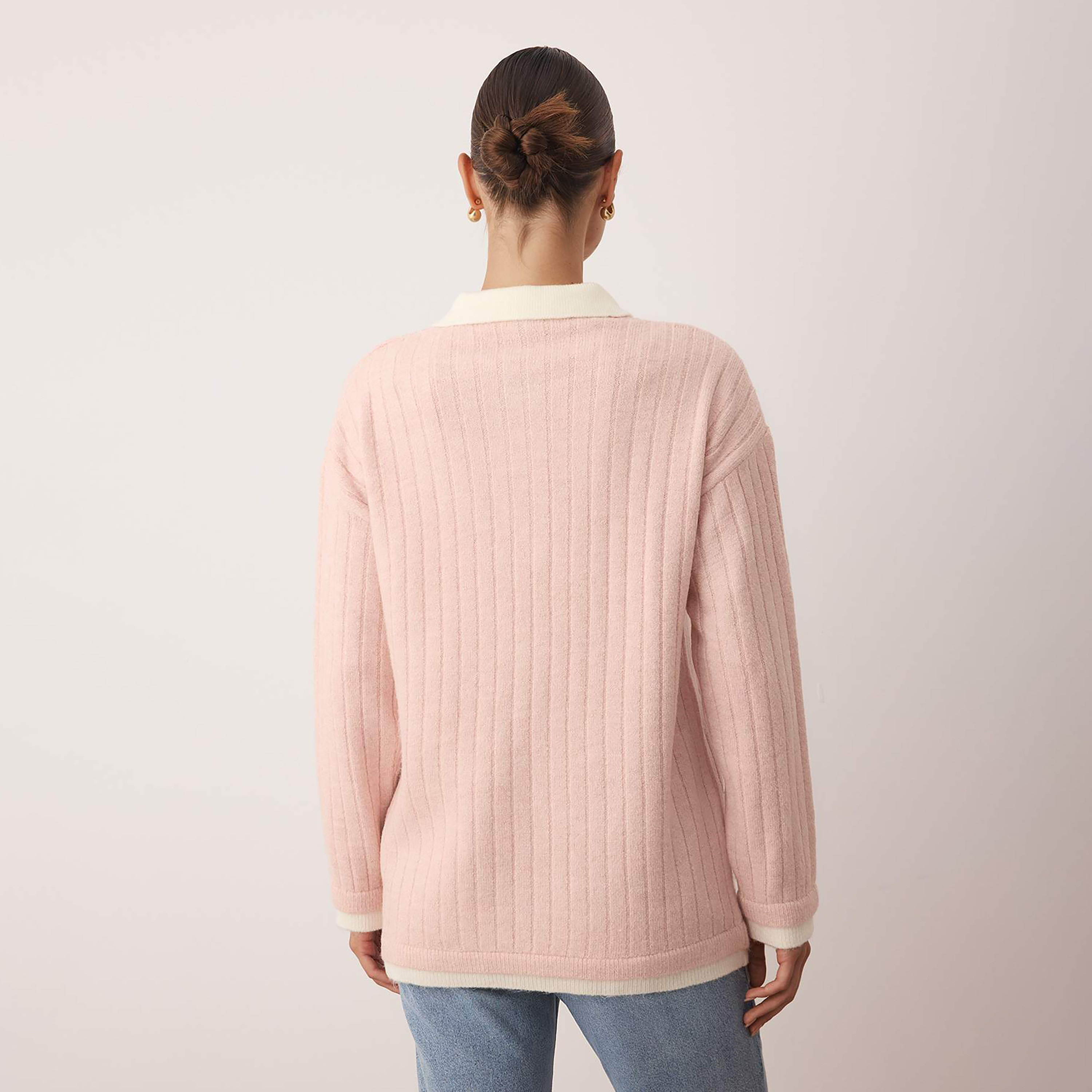 سويت شيرت حريمي وردي بتصميم محتشم قماش مضلع بياقة بولو وأكمام منسدلة من ترينديول-women-winterwear-cardigansandjumpers-jumpers-image-4