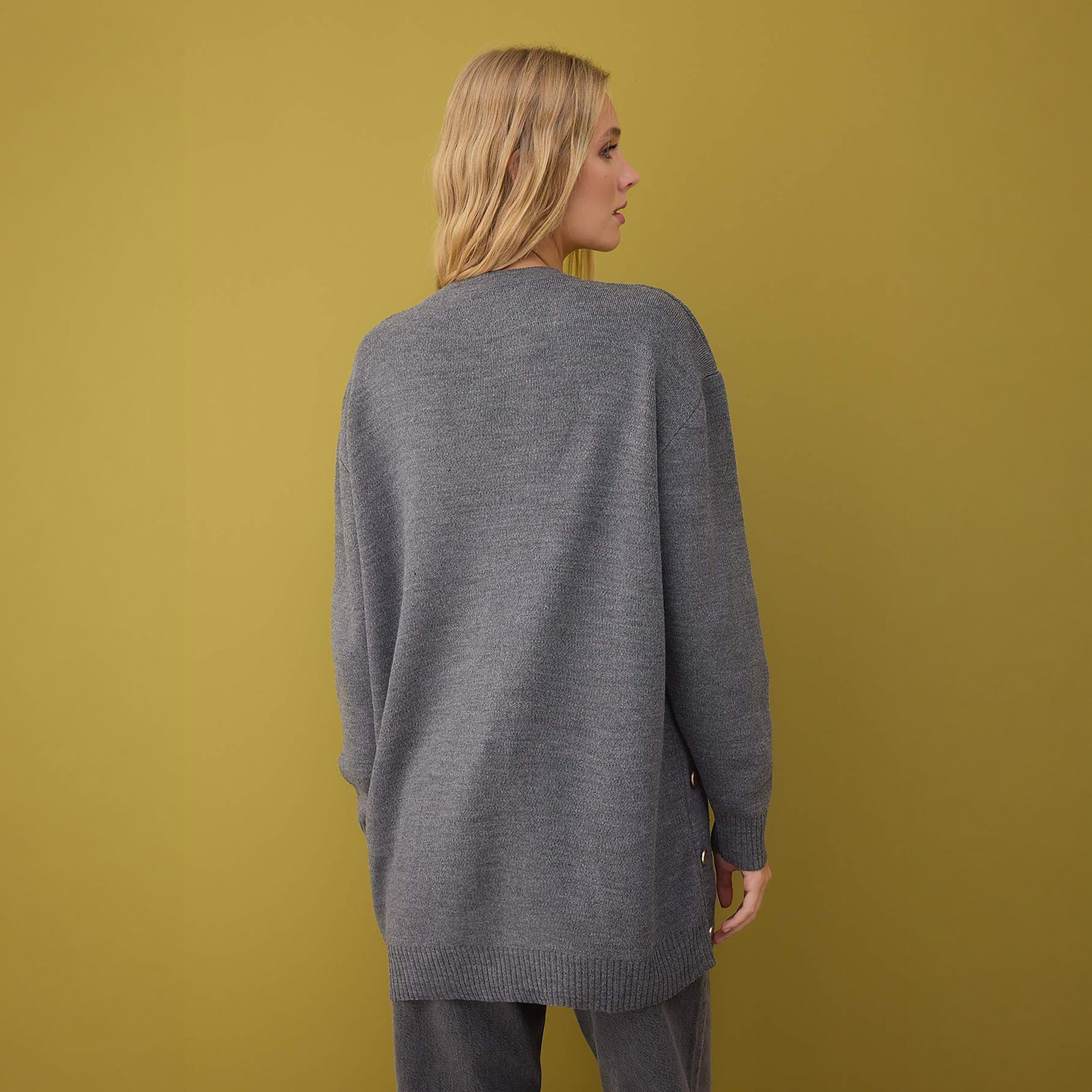 بلوفر حريمي محتشم رمادي بأكمام منسدلة من تريند يول-women-winterwear-cardigansandjumpers-jumpers-image-3