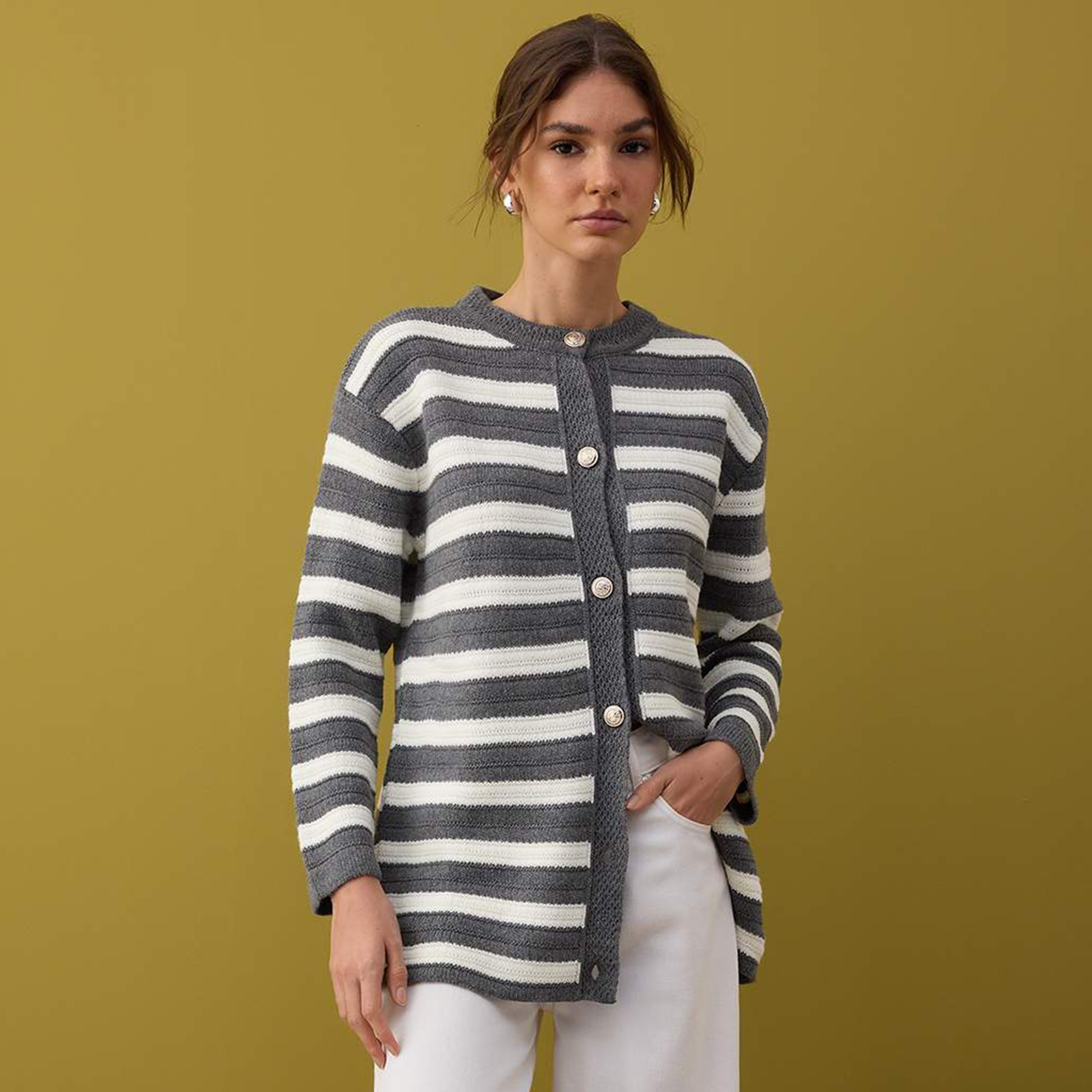 كارديجان حريمي محتشم مخطط رمادي بأكمام مسدلة من تريندyol-women-winterwear-cardigansandjumpers-cardigans-image-1