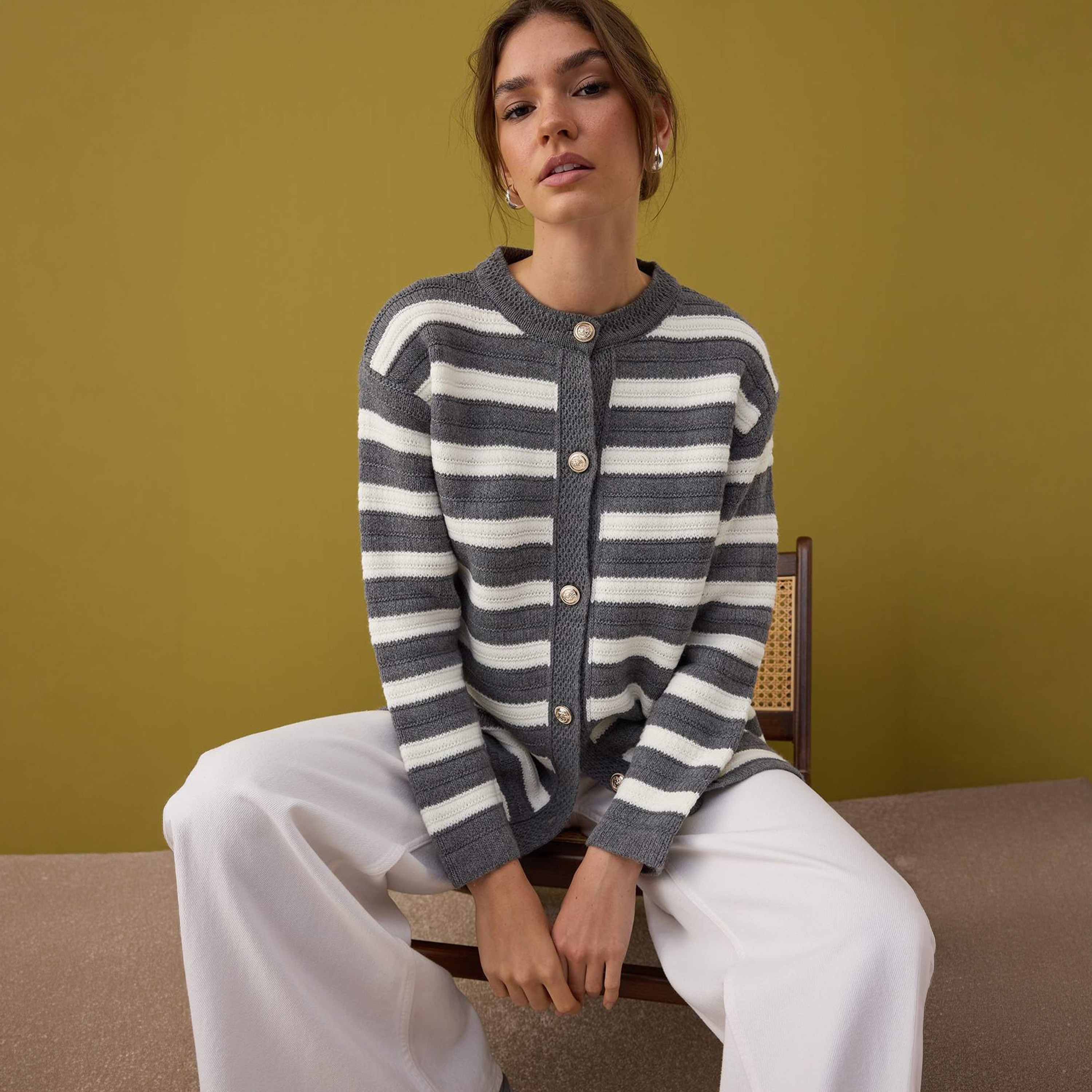 كارديجان حريمي محتشم مخطط رمادي بأكمام مسدلة من تريندyol-women-winterwear-cardigansandjumpers-cardigans-image-4